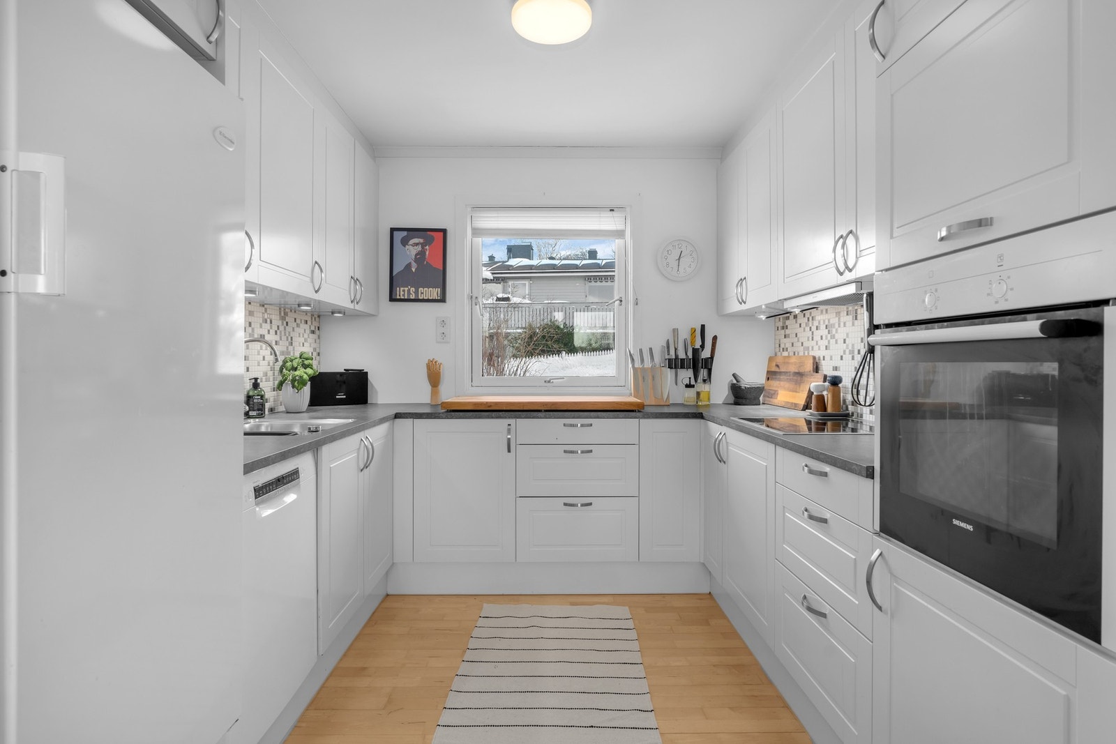 Lyst og funksjonelt kjøkken med gode arbeidsflater Galleribilde