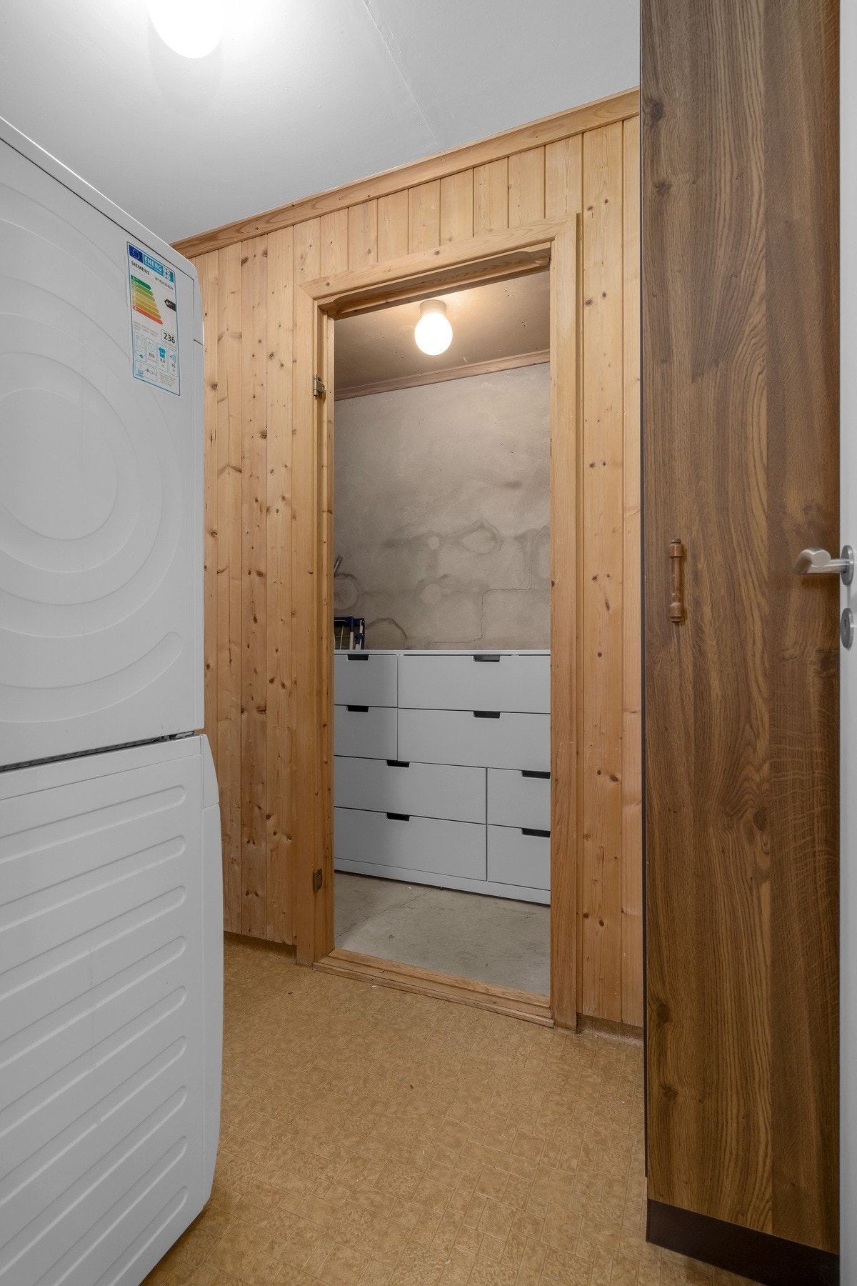 Effektivt vaskerom med tilknyttet bodrom Galleribilde