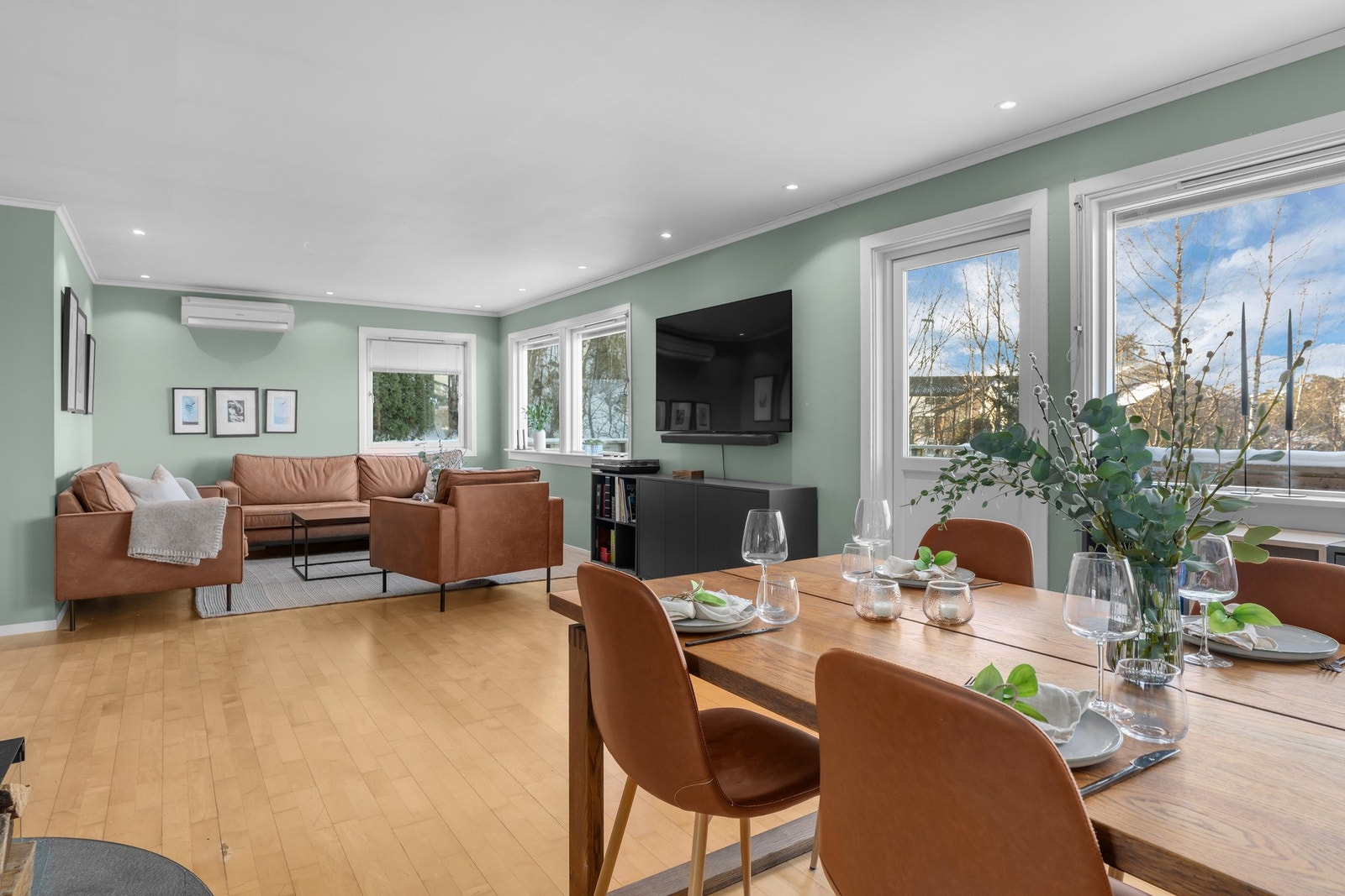 Romslig og lyst allrom med åpen stue- og spiseløsning Galleribilde