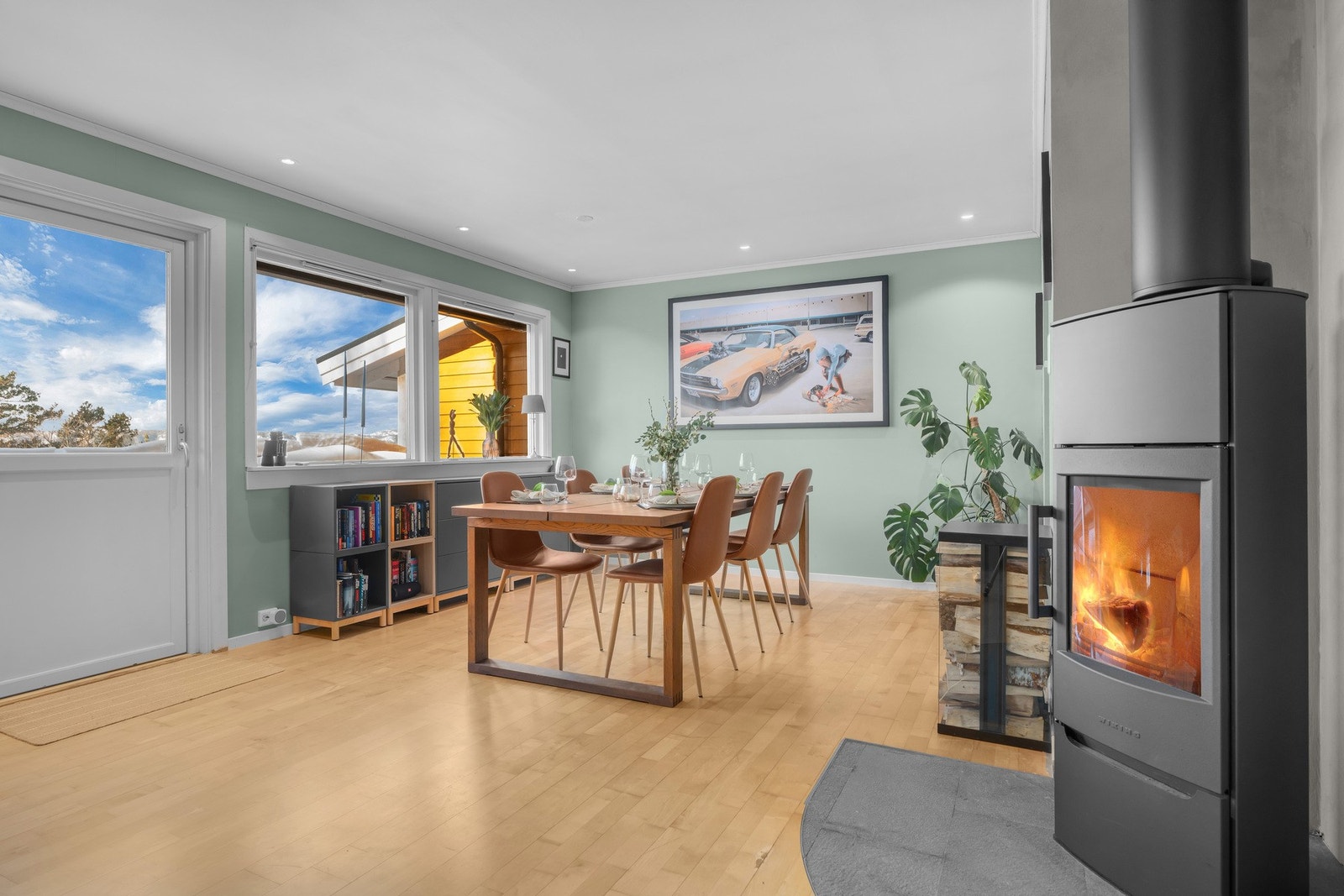 Sosial spiseplass i tilknytning til oppholdsrom, direkte utgang til solrik veranda med utsikt Galleribilde