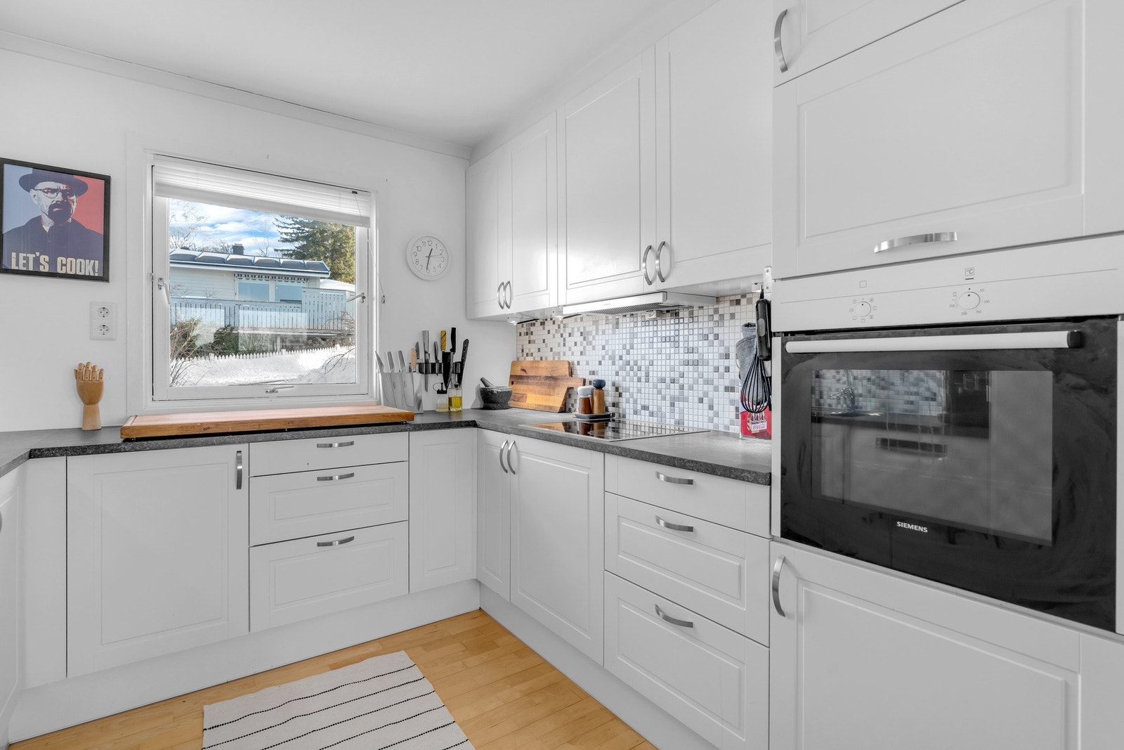 Praktiske arbeidsflater, rikelig med skap- og sluffeplass - integrert platetopp og stekeovn, innebygd oppvaskmaskin Galleribilde