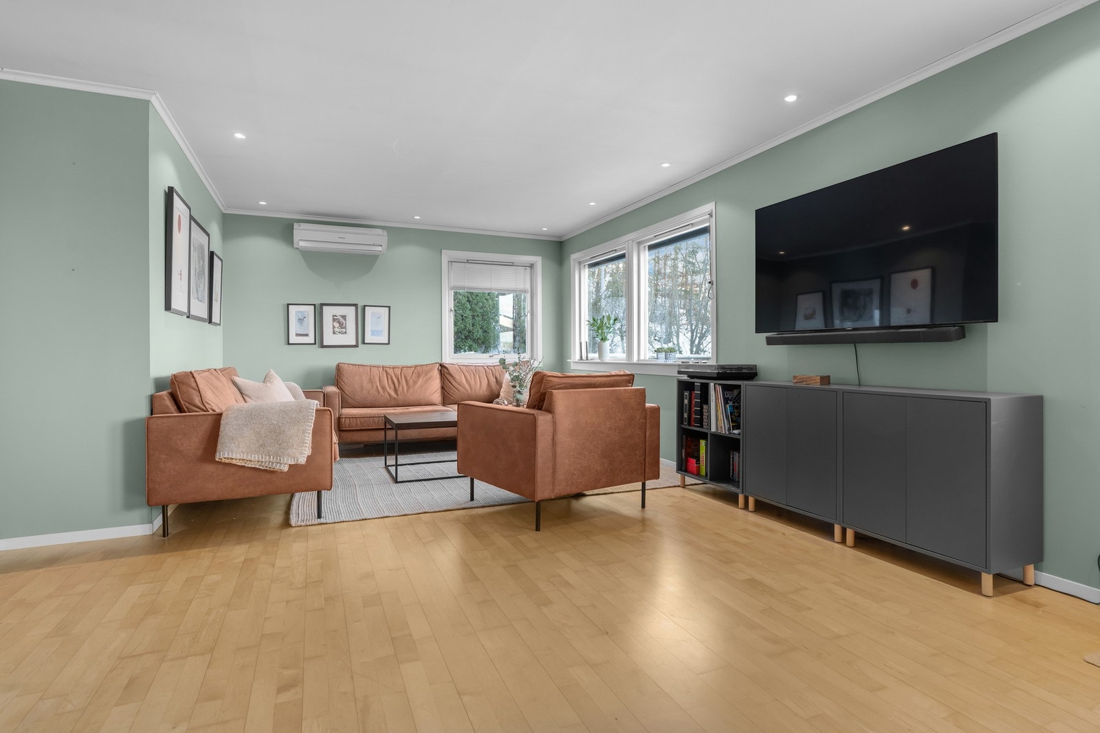 Stue med gode lysforhold og luftig romfølelse Galleribilde