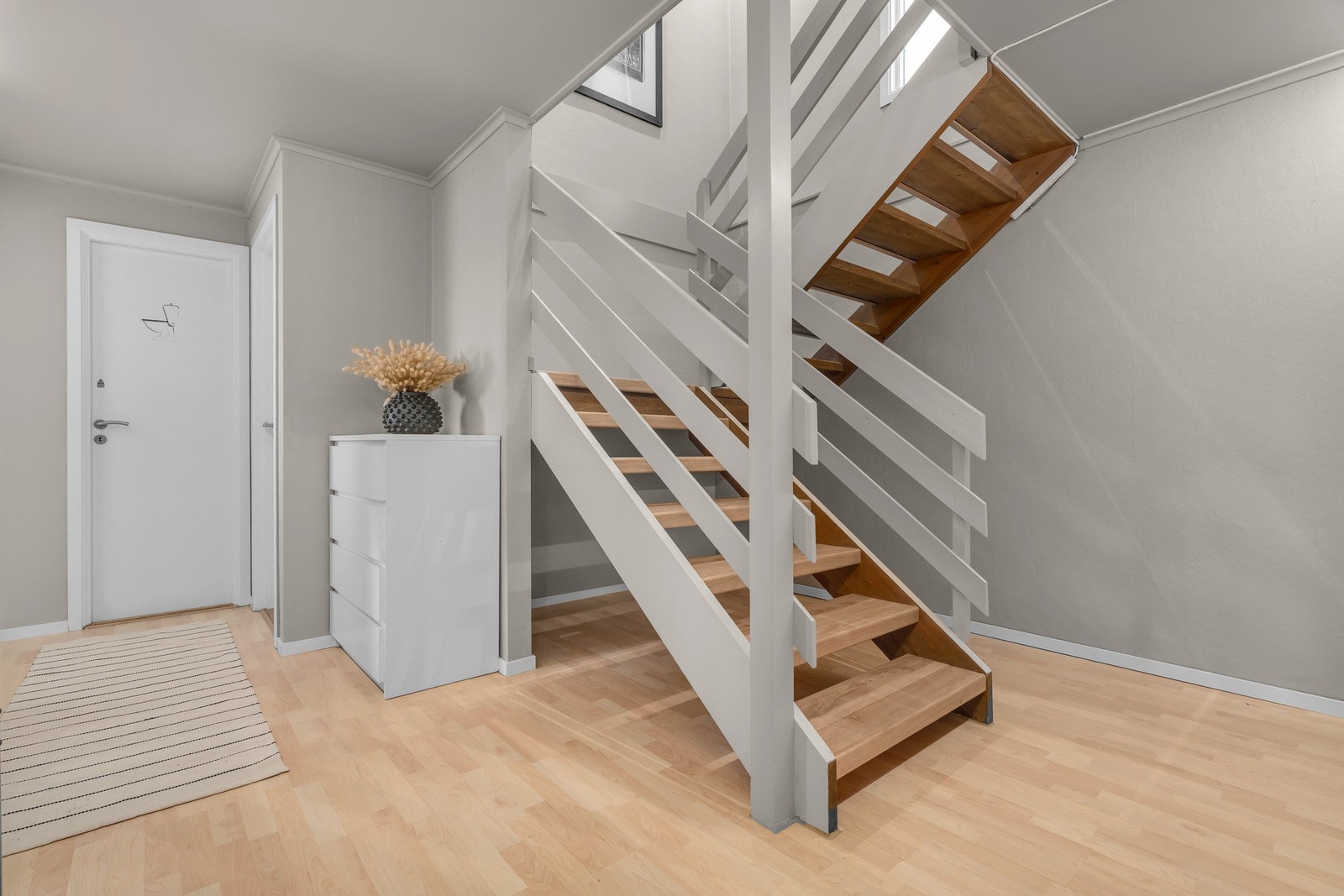 Romslig gang med god flyt og adkomst til øvrige rom i underetasjen Galleribilde