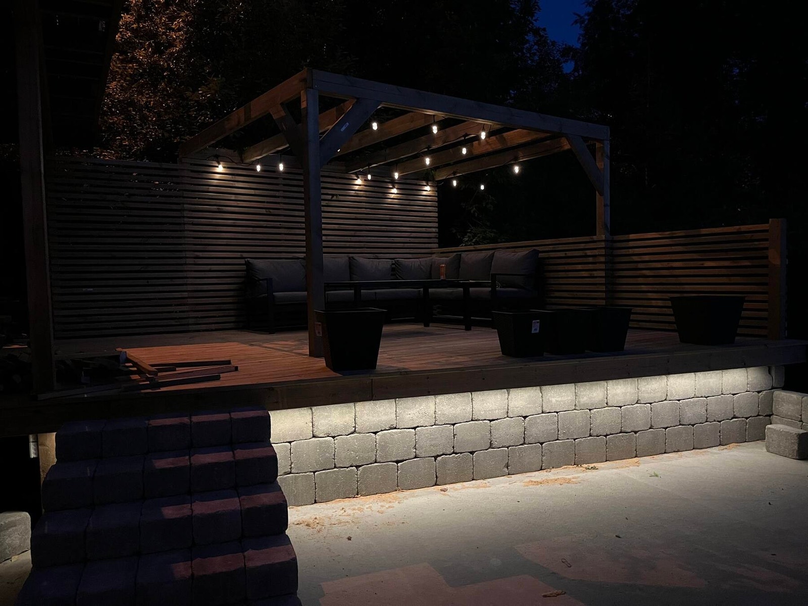 Kveldsstemning i eget uterom, belysning gir en lun og hyggelig stemning (bilde tatt av selger) Galleribilde