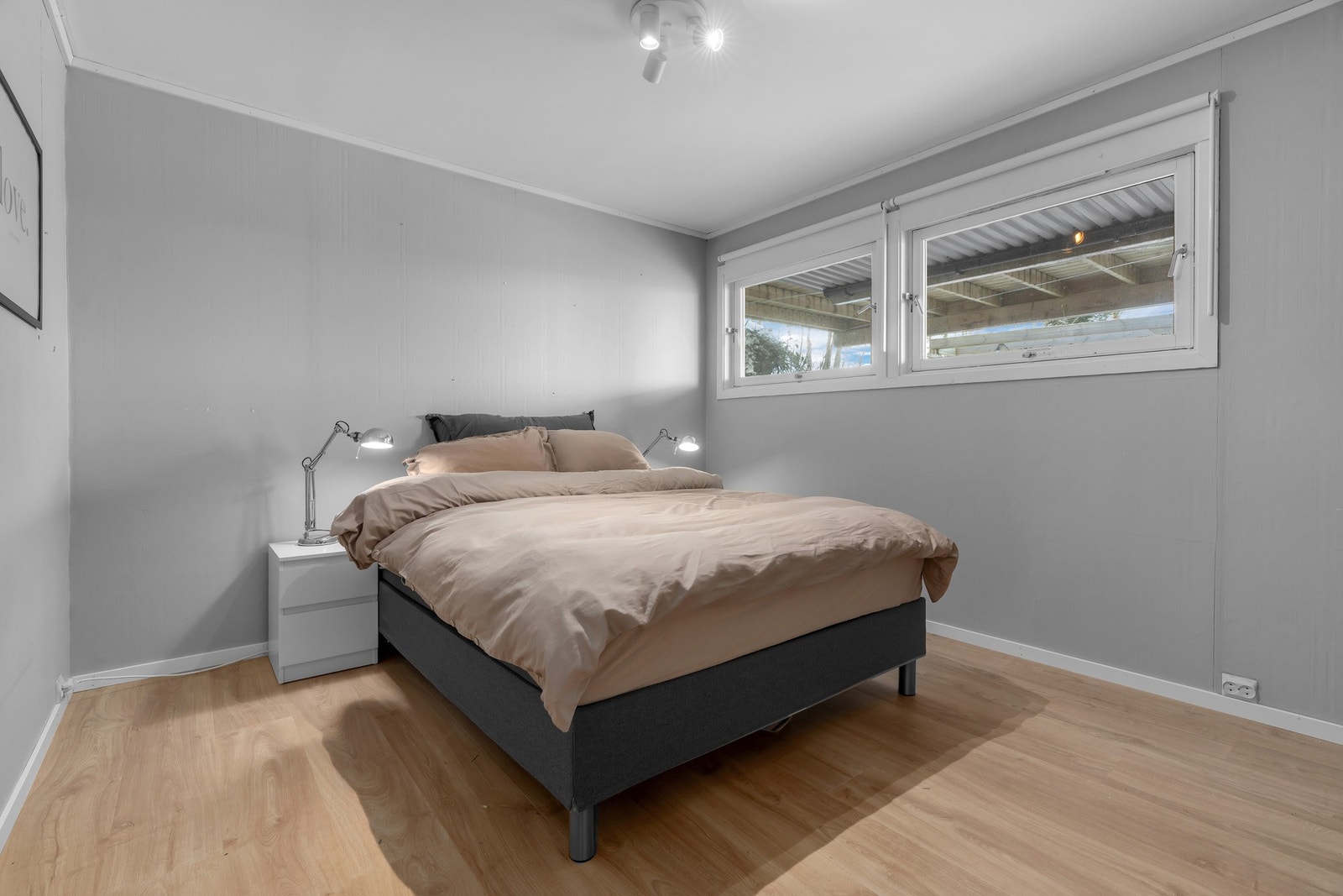 Praktisk og romslig soverom med gode møbleringsmuligheter Galleribilde