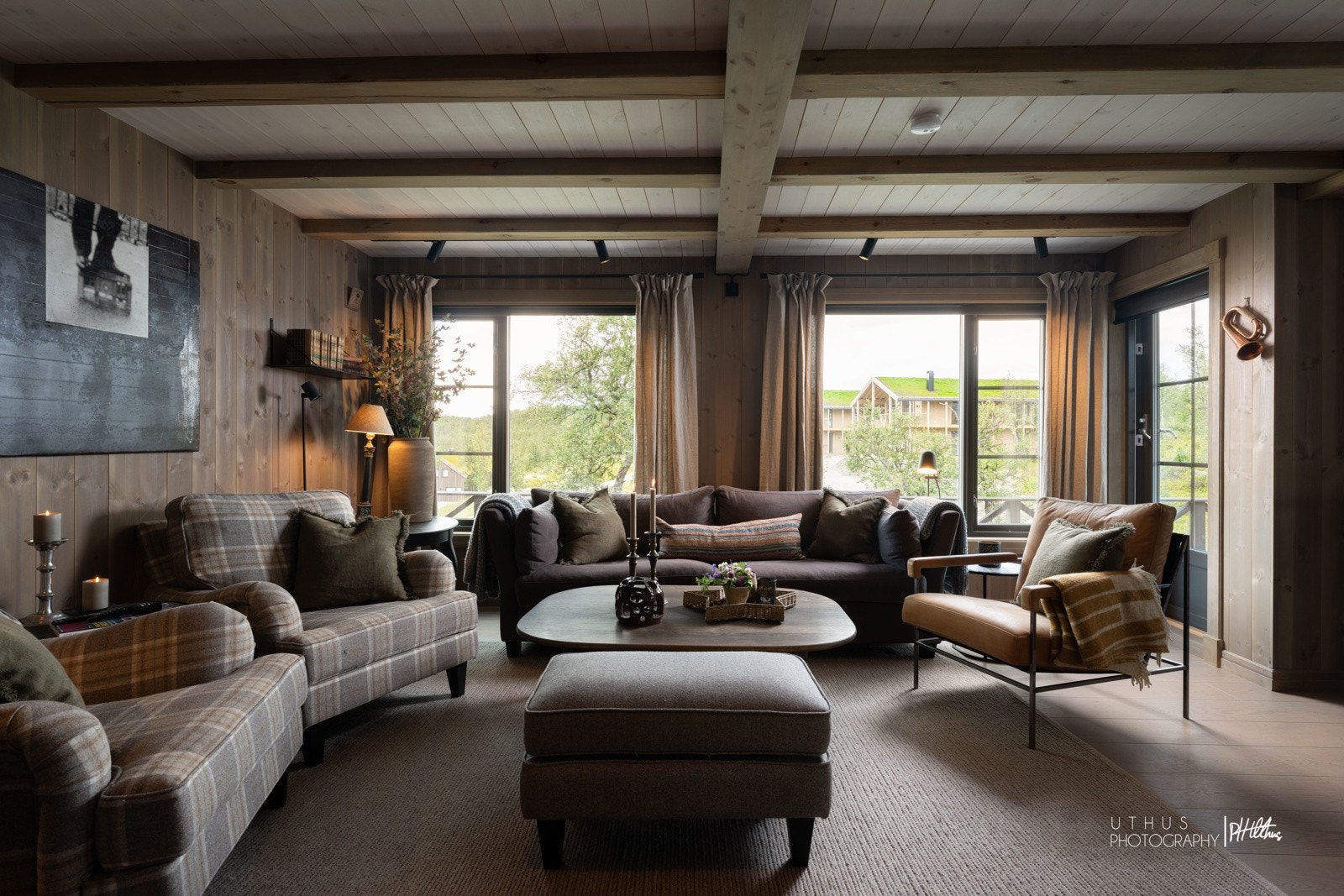 Åpen og lys stue med utgang til terrassen Galleribilde