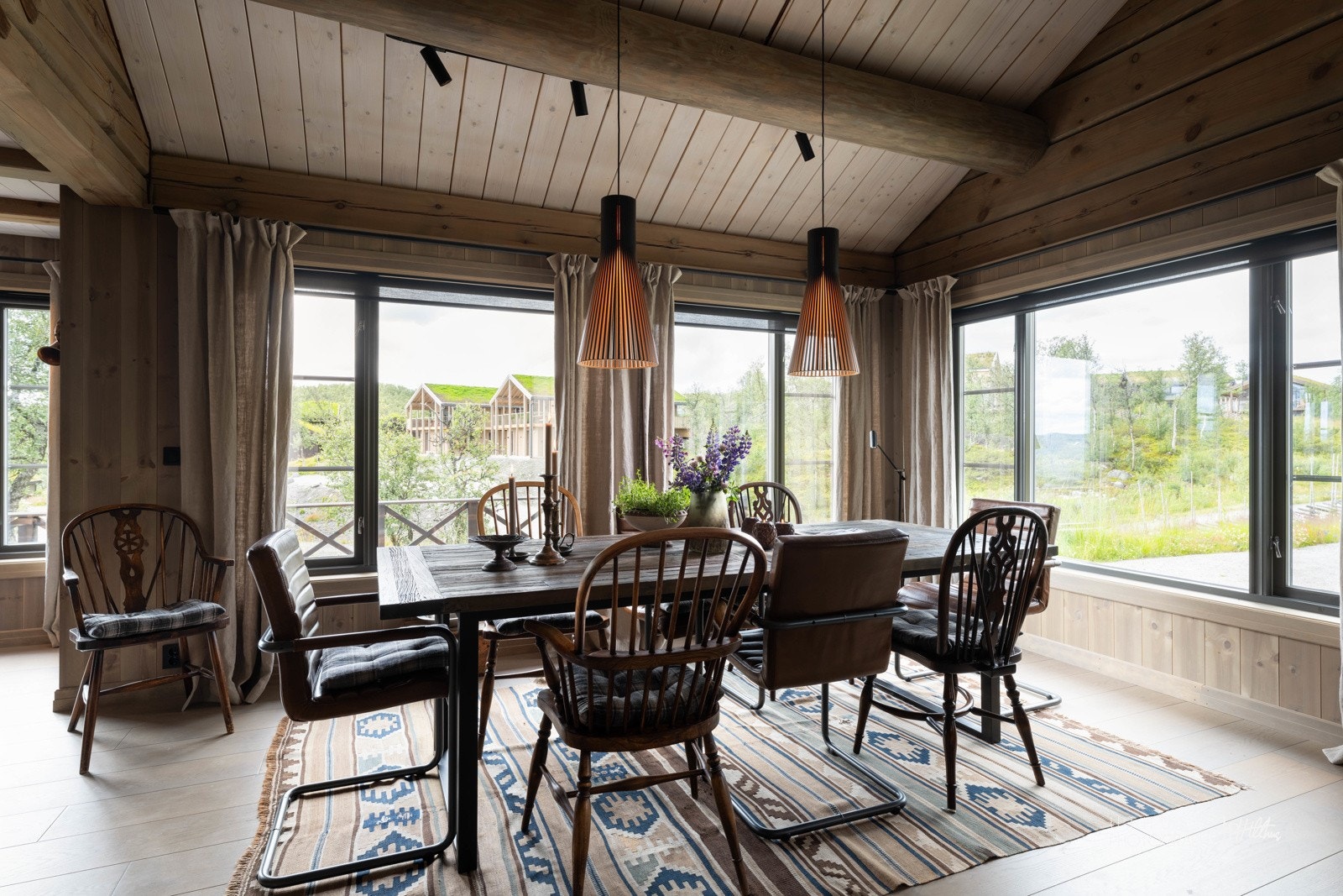 Spisestuen blir et lunt samlingspunkt for hyttekos Galleribilde