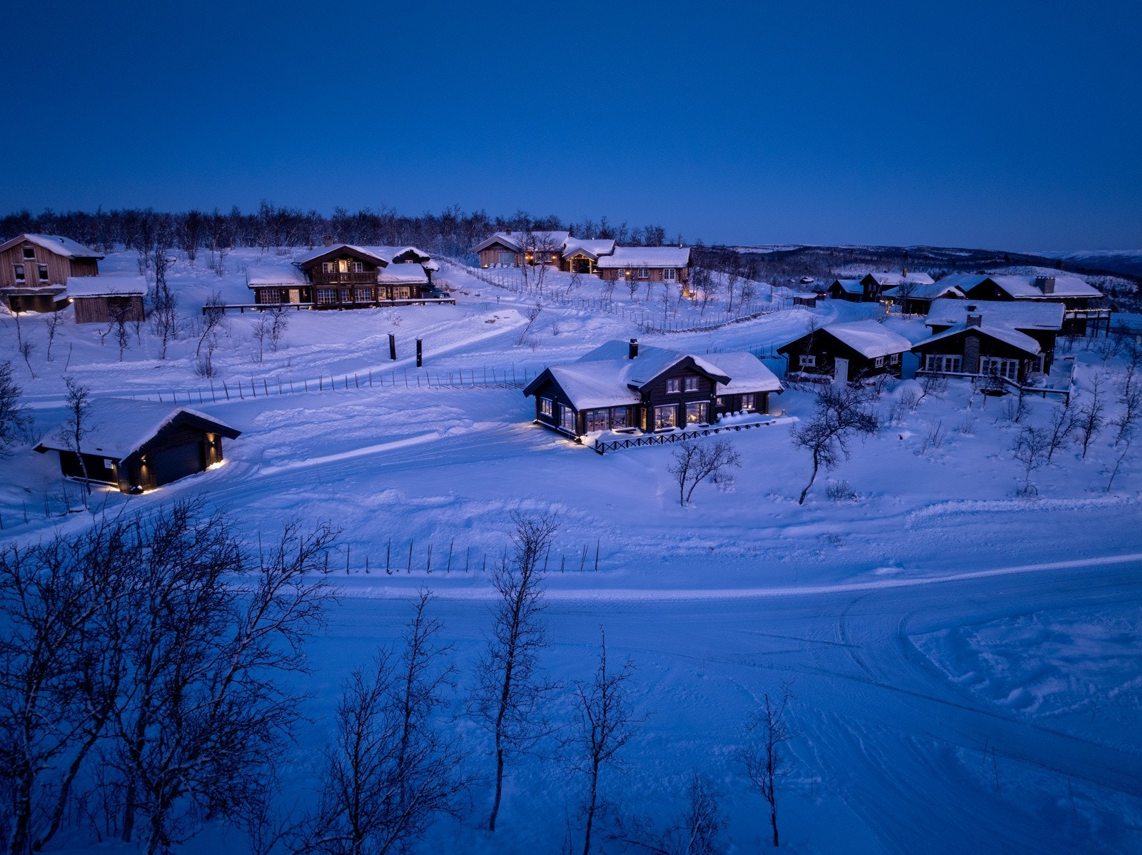 Hytten ligger nydelig til på Solhovda med nybygget garasje i 2023. Galleribilde
