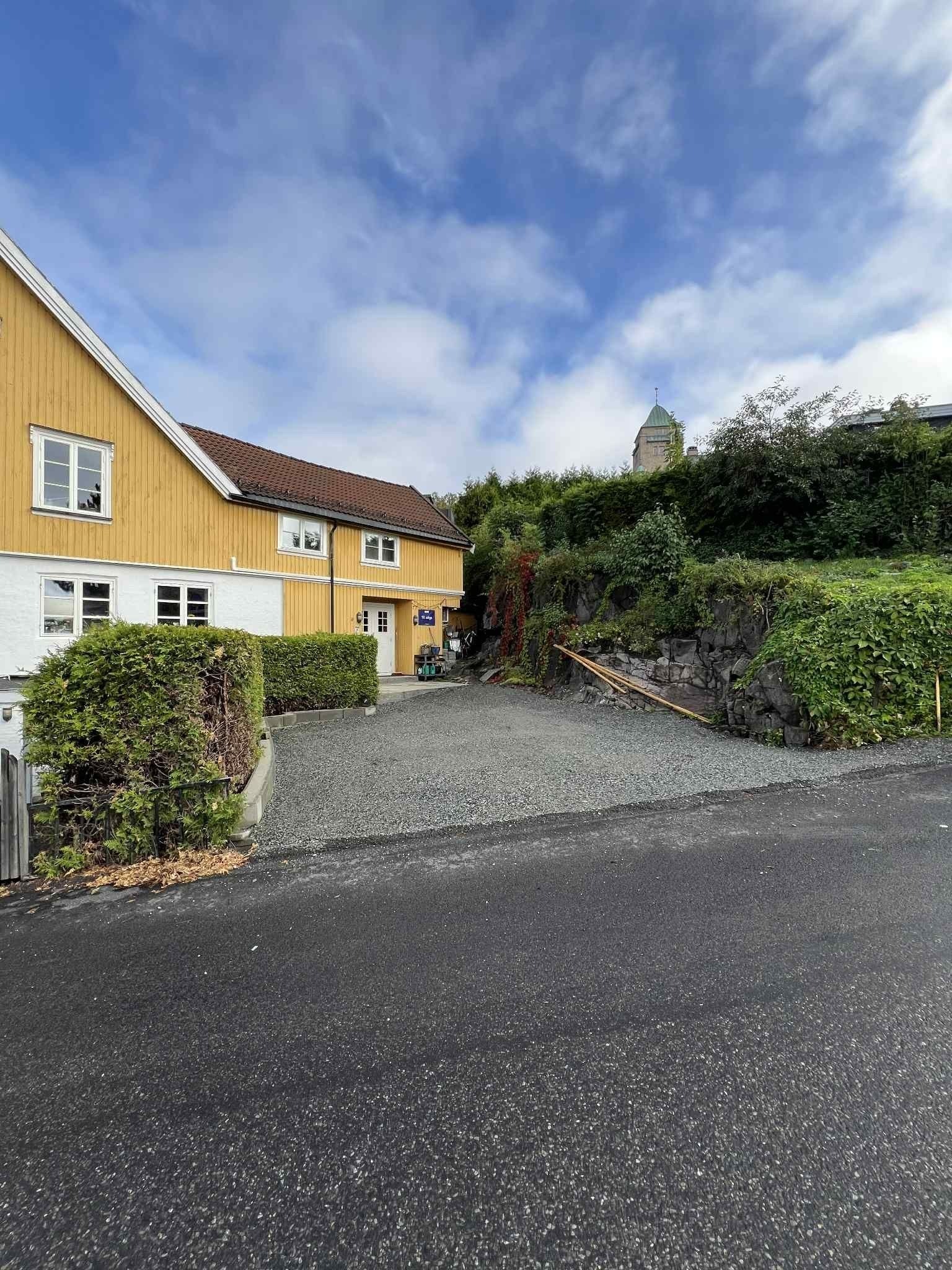 Opparbeidet og godkjent parkeringsplass med plass til 2 biler Galleribilde