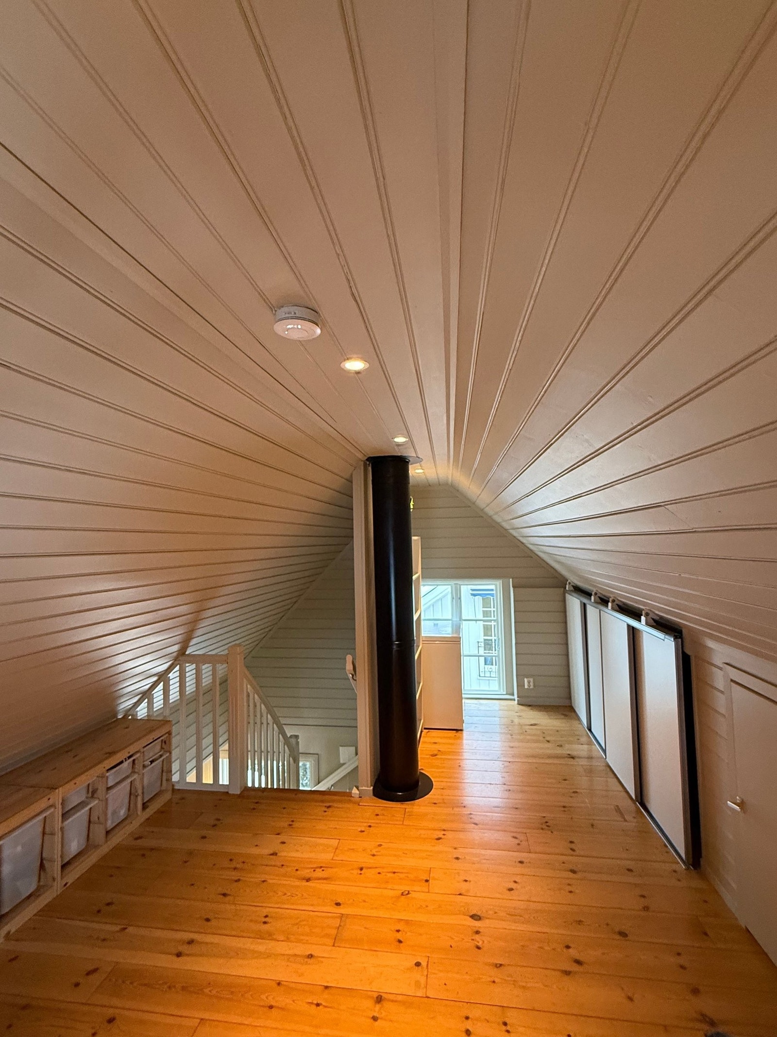 Innredet loft på 16kvm med lagring bak skyvedør samt et kryploft Galleribilde