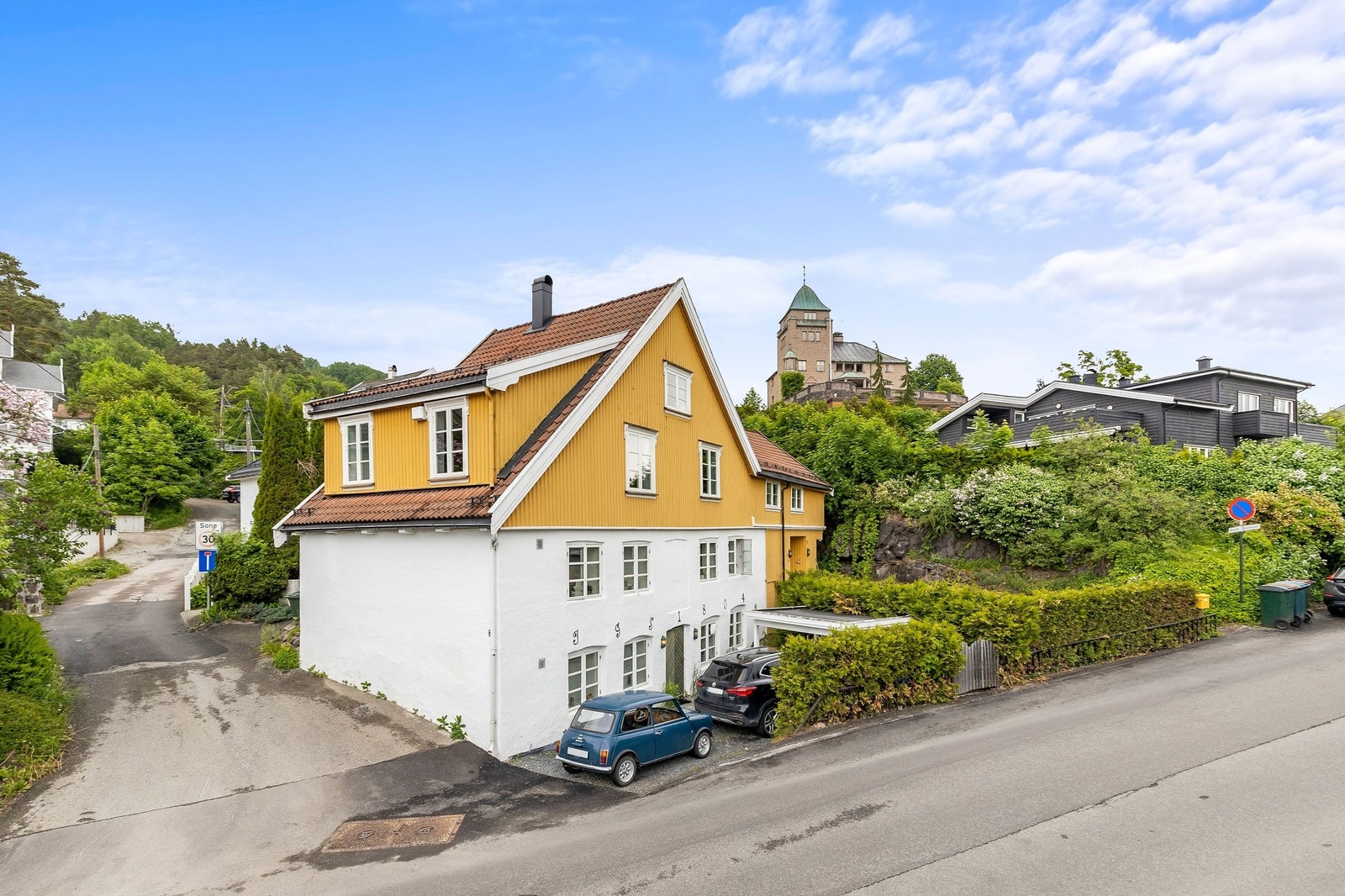 Bergstien 77 - Sentral, innholdsrik og sjarmerende 3-roms selveierleilighet over 3 plan, med sol og utsikt Galleribilde