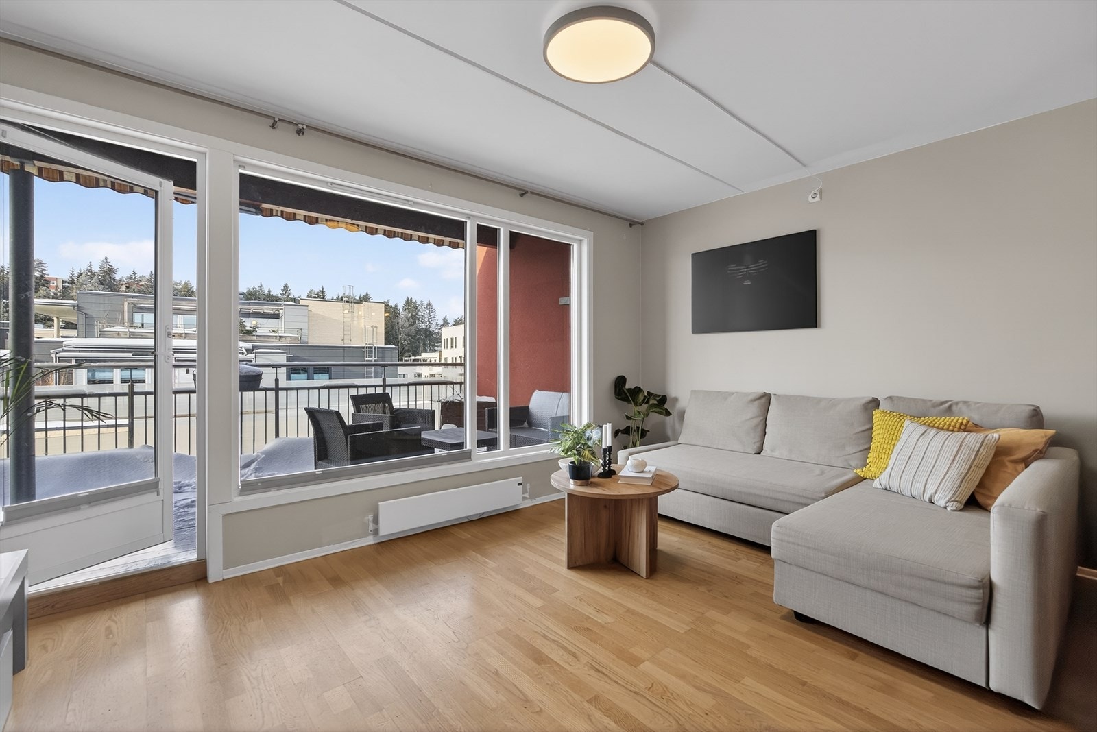 Stuen har god plass til både sofagruppe og naturlig TV sone. Galleribilde