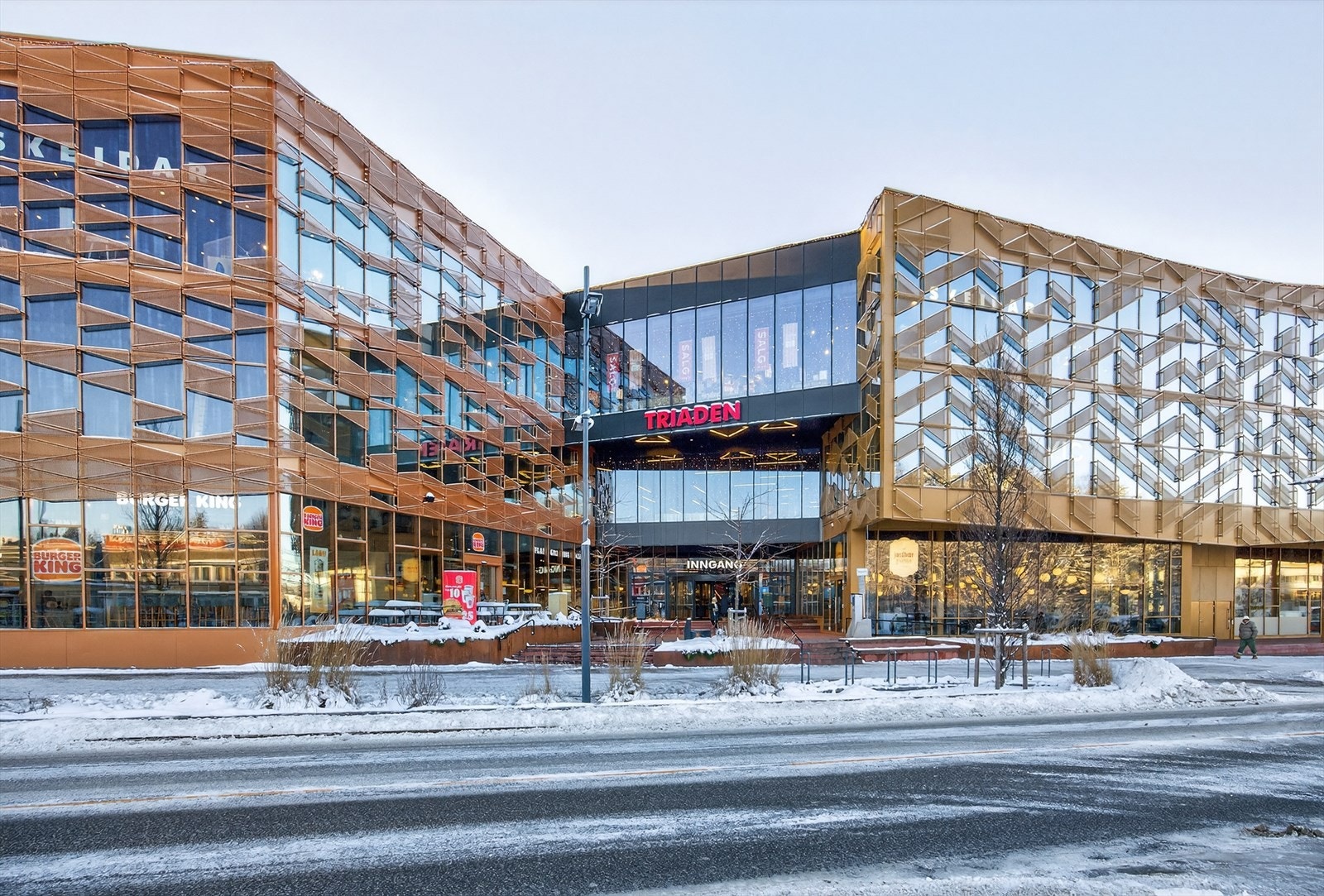 Triaden kjøpesenter, kun 2 min unna, er nylig utvidet og byr på et bredt utvalg av butikker, servicetilbud og spisesteder. Galleribilde