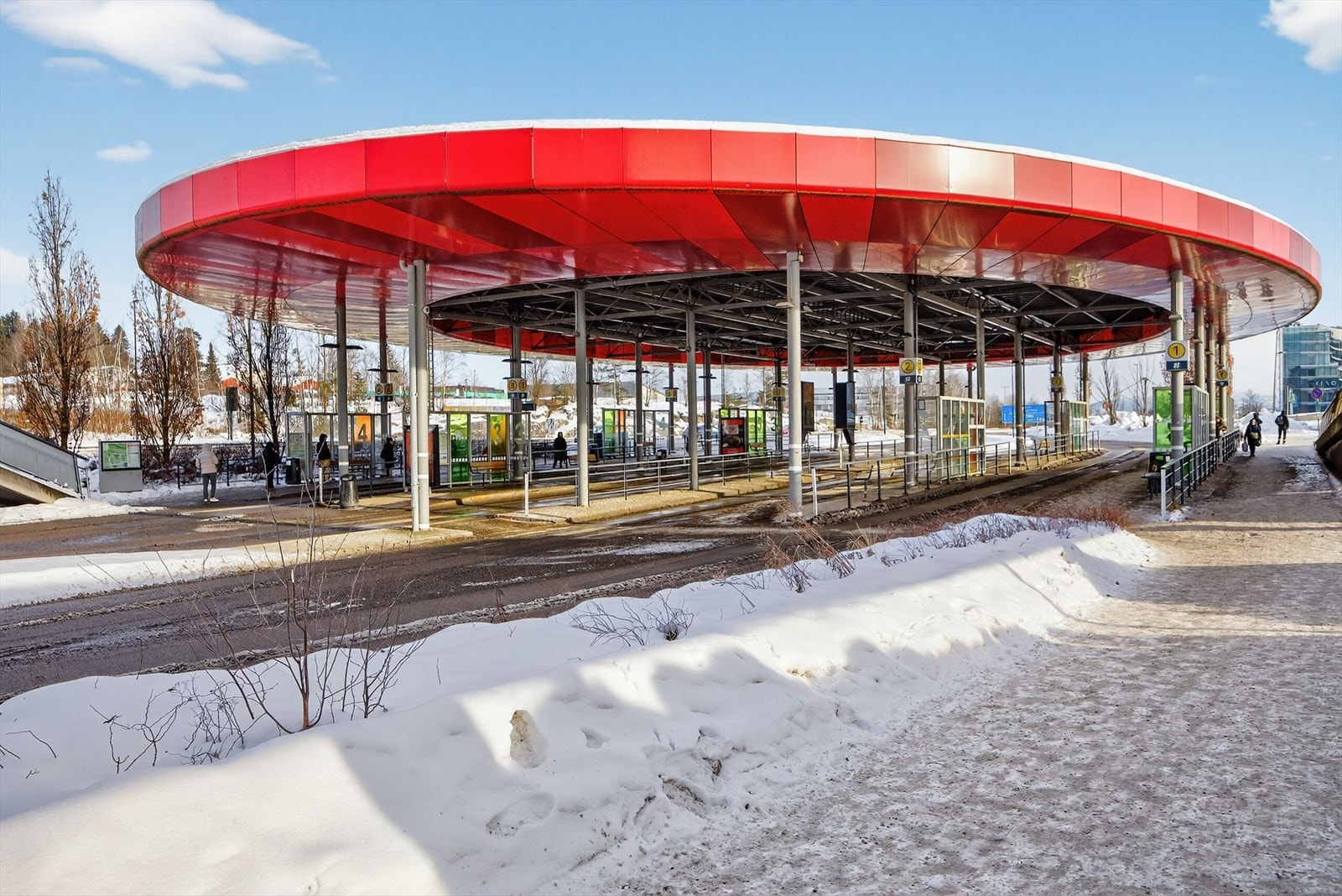 Området byr på gode bussforbindelser mot Oslo sentrum, Lillestrøm og øvrige deler av lørenskog. Galleribilde