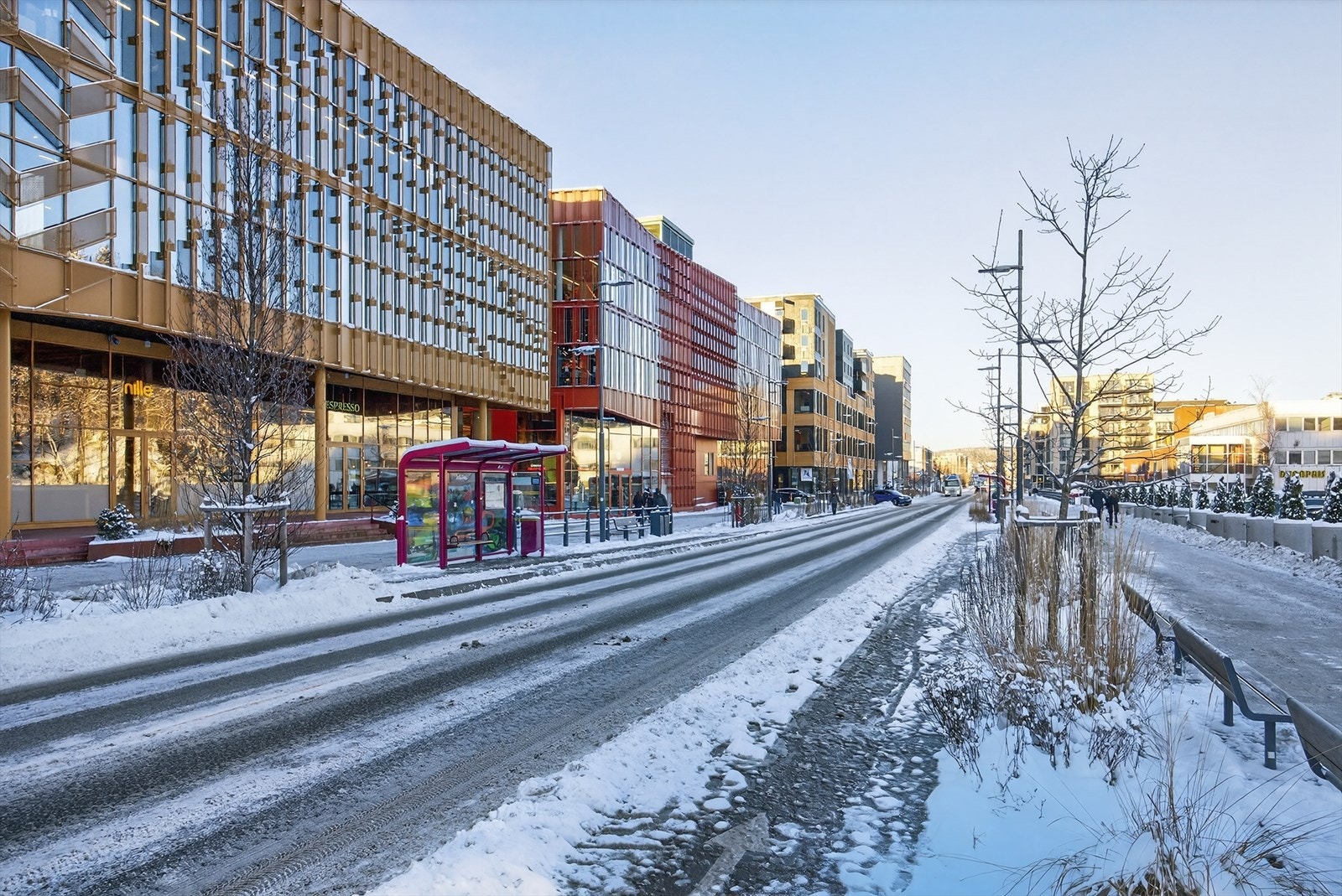 Området rundt Skårersletta har fått et betydelig løft, med moderne spisesteder, gode servicefasiliteter og et nyåpnet klatresenter i nærområdet. Galleribilde