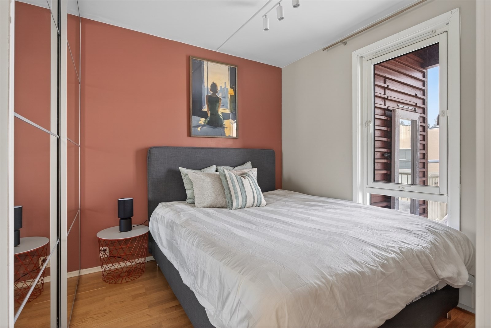 Plass til stor seng samt øvrig møblering etter behov. Galleribilde