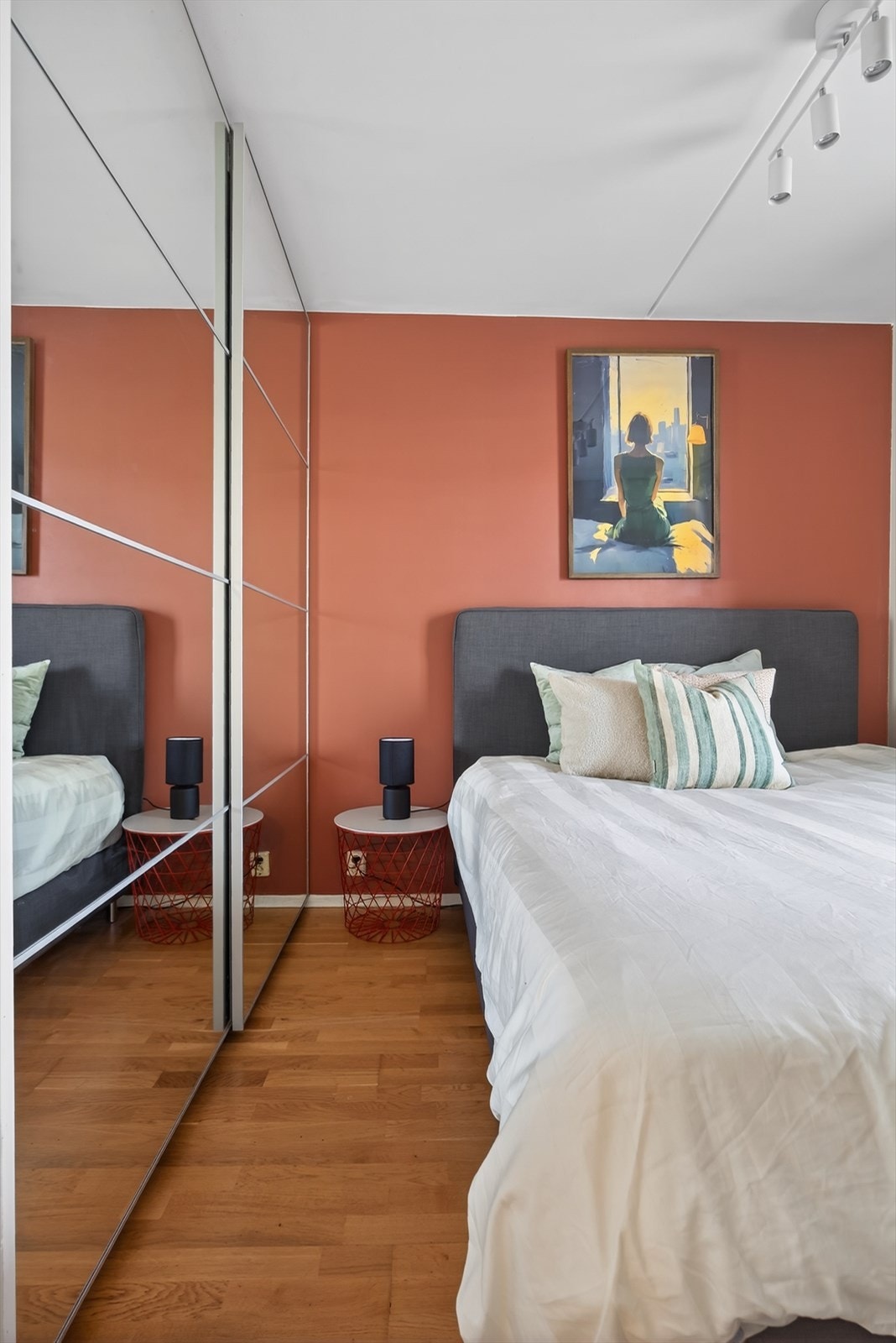 Soverom med god skapplass i garderobeskap med speilfronter. Galleribilde