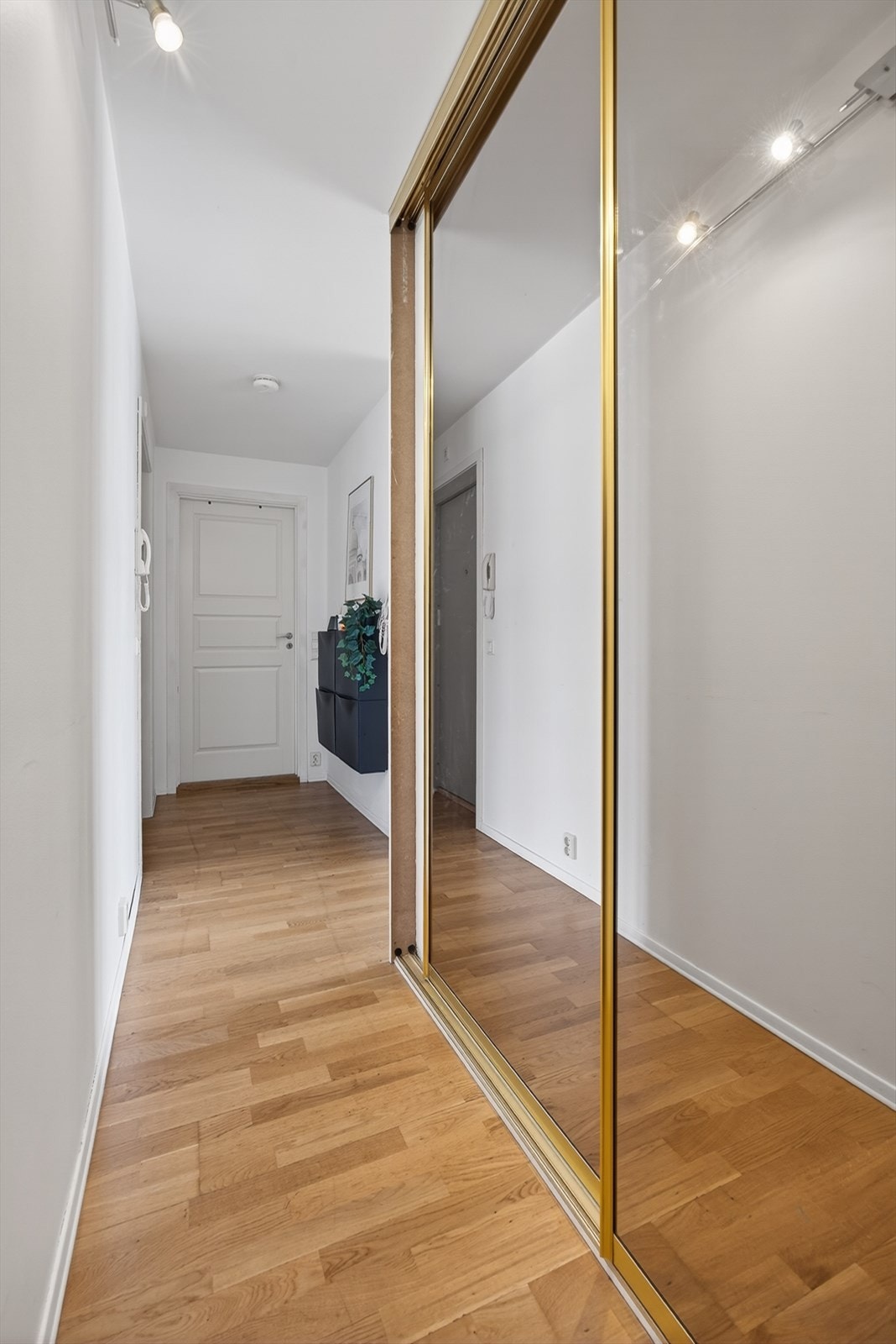 Romslig garderobeskap i gangen gir gode oppbevaringsmuligheter. Galleribilde