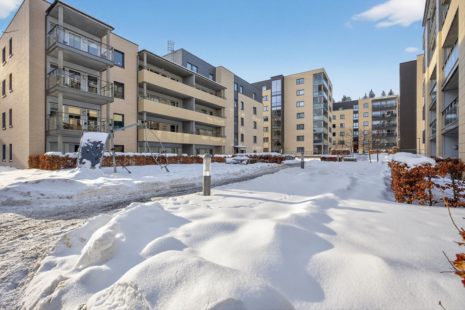 Nærområdet er tilrettelagt med fine uteplasser og lekeområder for barn. Galleribilde