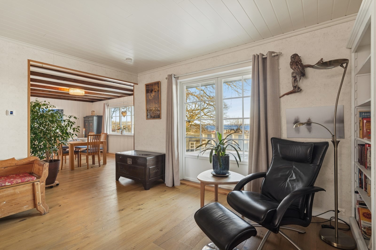 Fra stuens andre sone har man utgang til en flott veranda Galleribilde