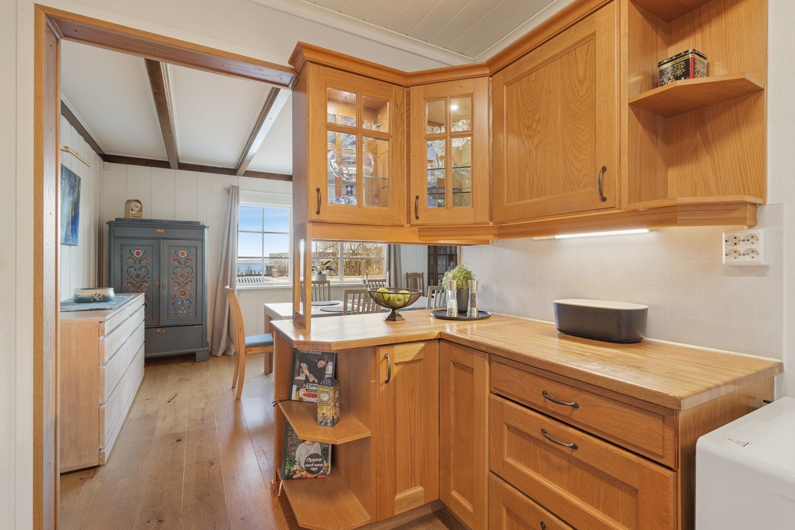 Det er godt med skap- og oppbevaringsplass samt benkeplass Galleribilde