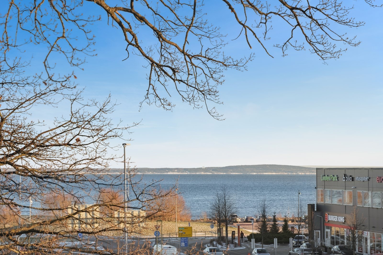 Flott utsikt over fjorden fra store deler av boligen Galleribilde