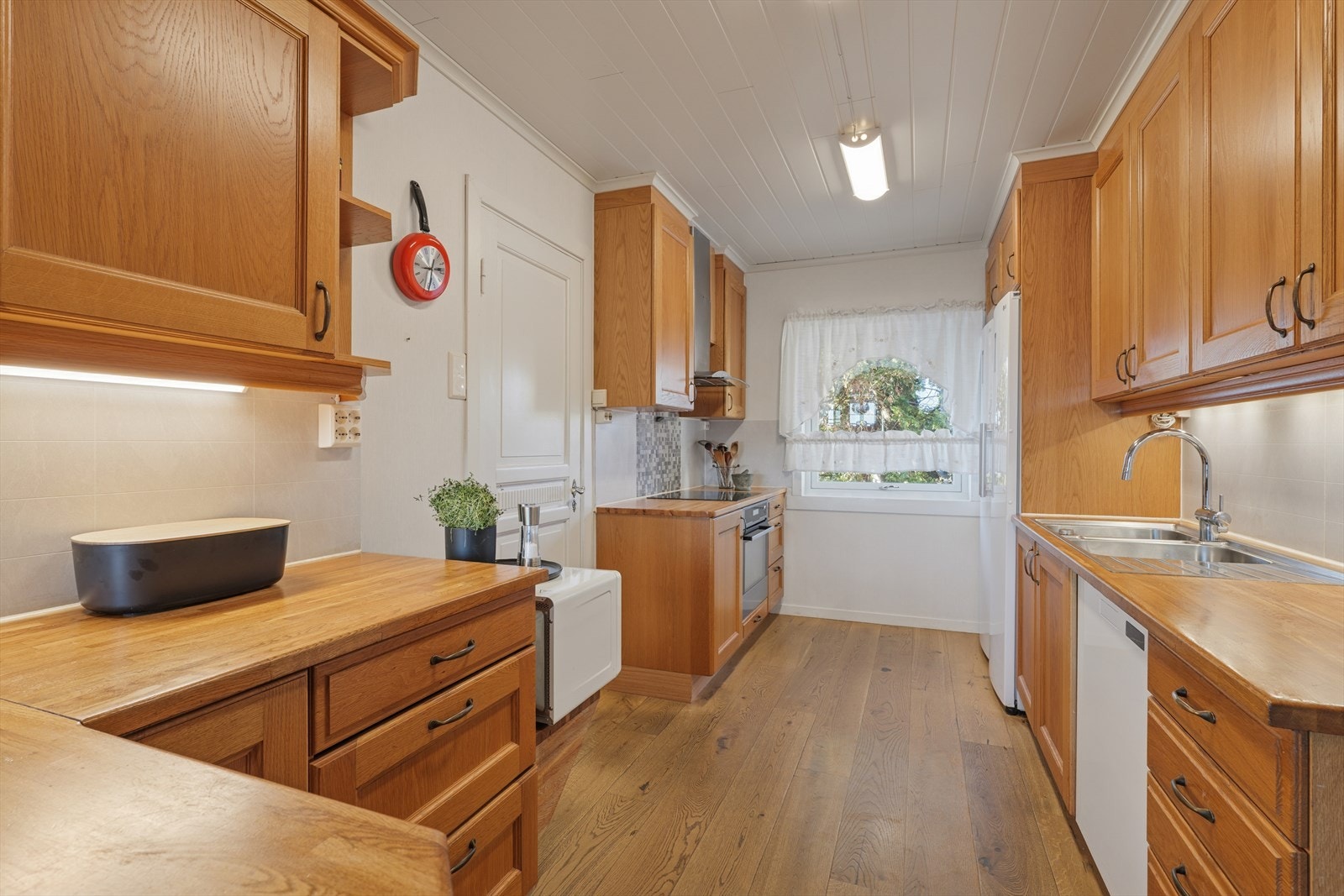 Det er integrert platetopp og stekeovn, ellers frittstående hvitevarer Galleribilde