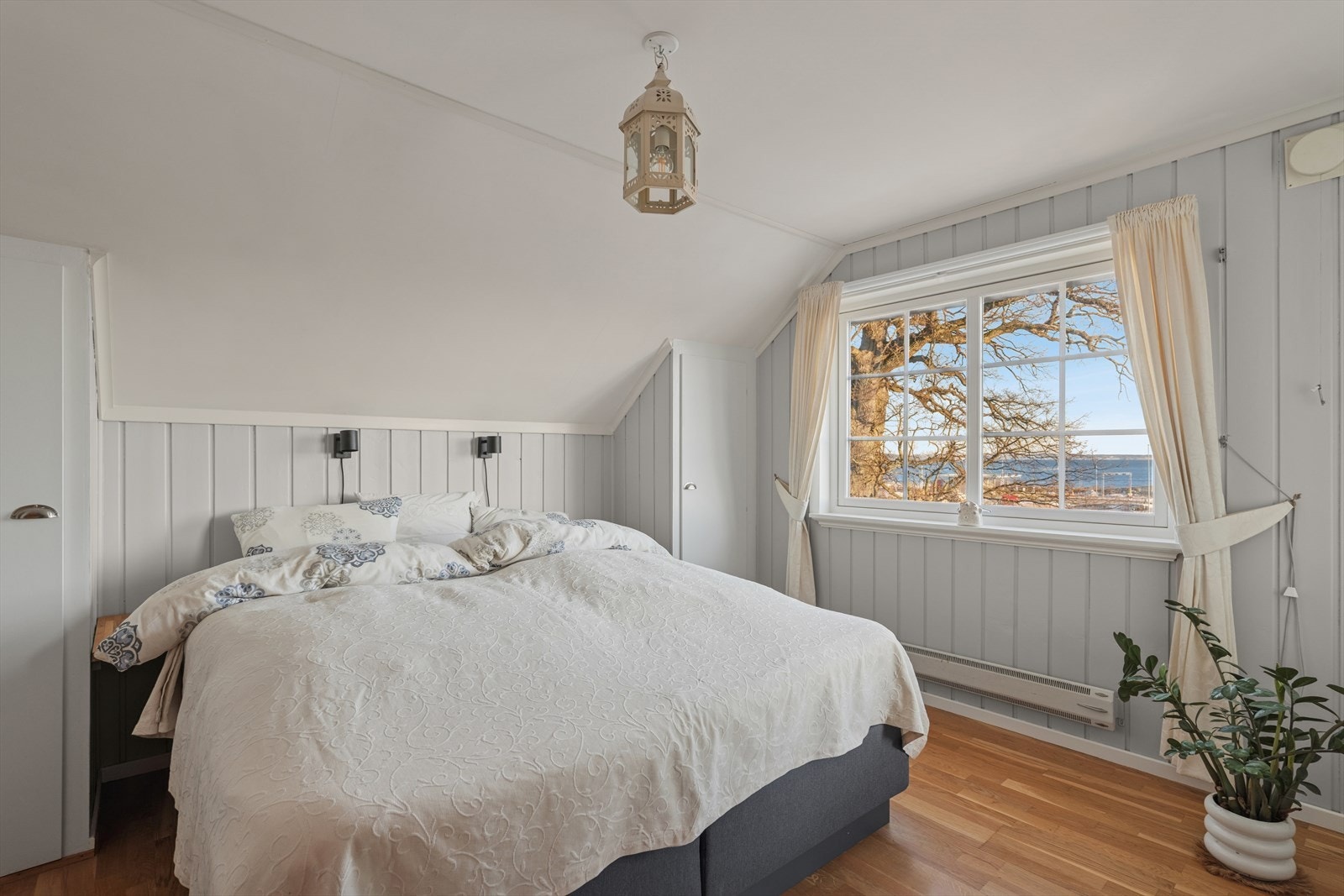 Det første av soverommene. Her er det god plass til dobbeltseng og nattbord Galleribilde