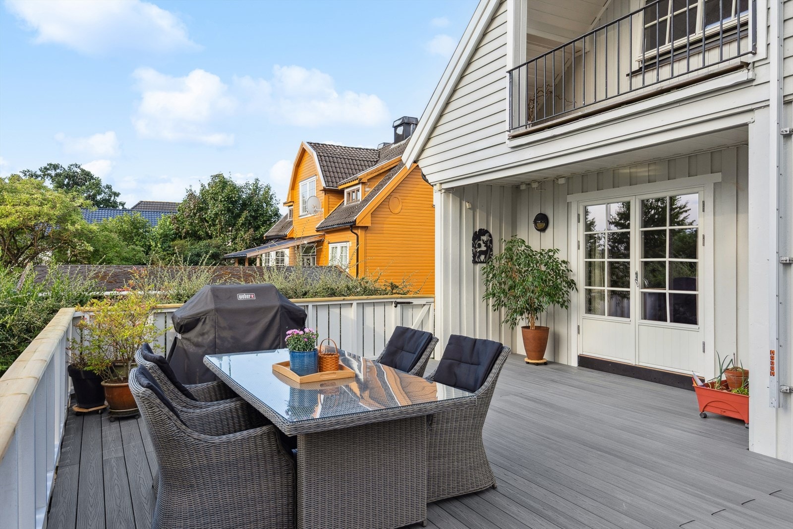 Verandaen er på hele 42 m² så her har man plass til både utemøbler og grill Galleribilde