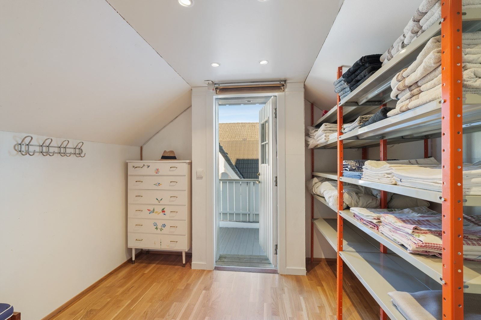 Bod i 2. etasje med utgang til veranda Galleribilde