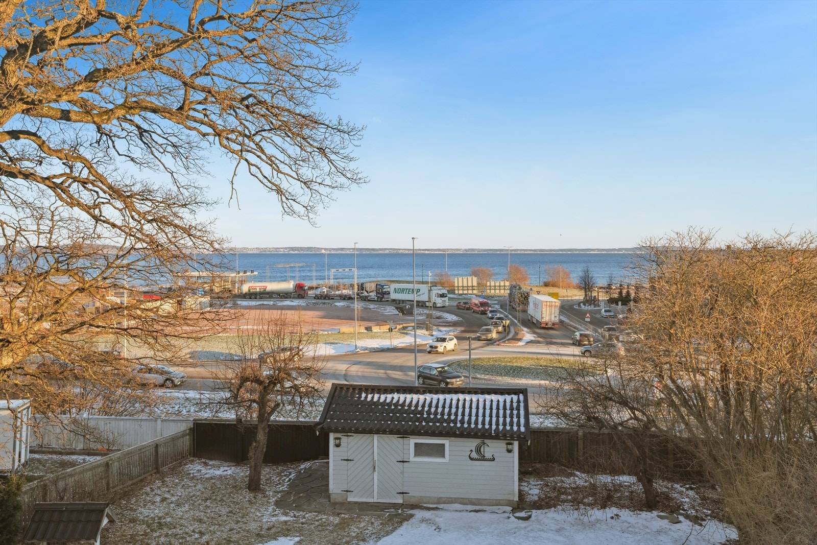 I hagen har man en praktisk utvendig bod hvor man kan oppbevare hageredskaper Galleribilde