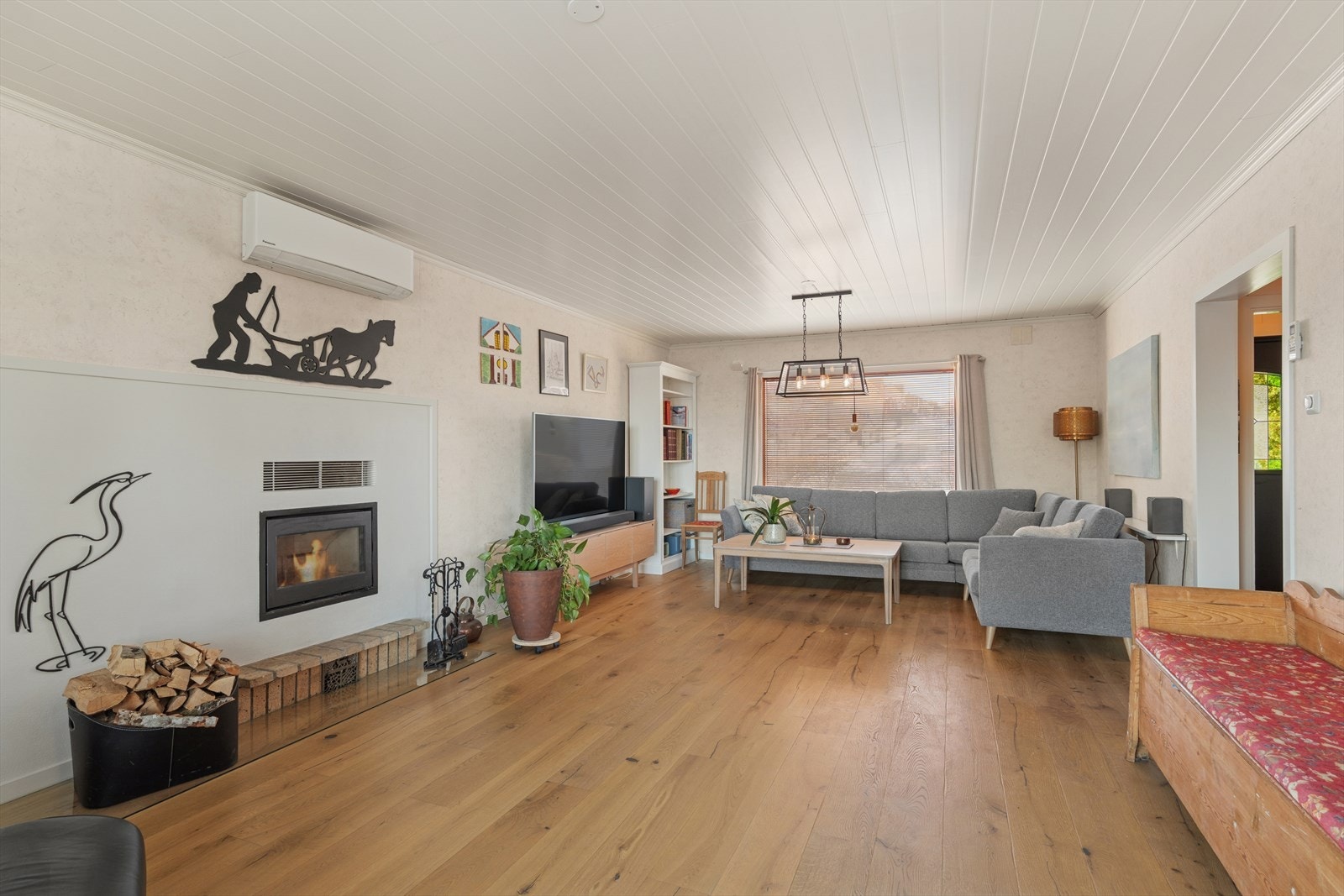 Boligens stue er romslig og har både varmepumpe og vedovn. Vedovn fra 2020 Galleribilde