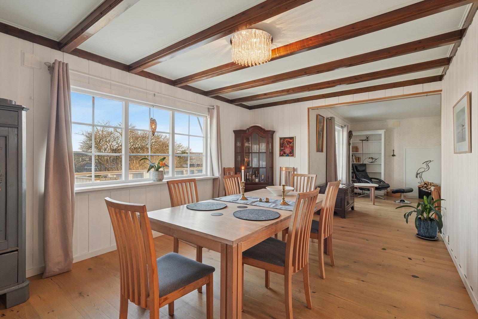 Videre beveger vi oss inn til boligens spisestue Galleribilde