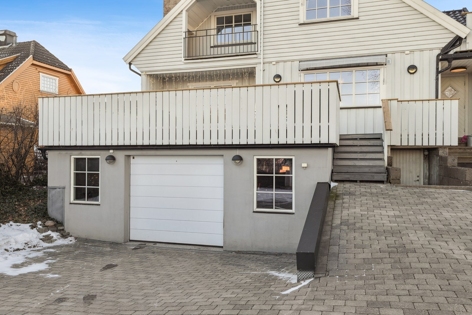 Her ser man boligens 2. garasje samt den utvendige inngangen til kjeller. Kjelleren har flere romslige boder og godt med lagringsplass Galleribilde