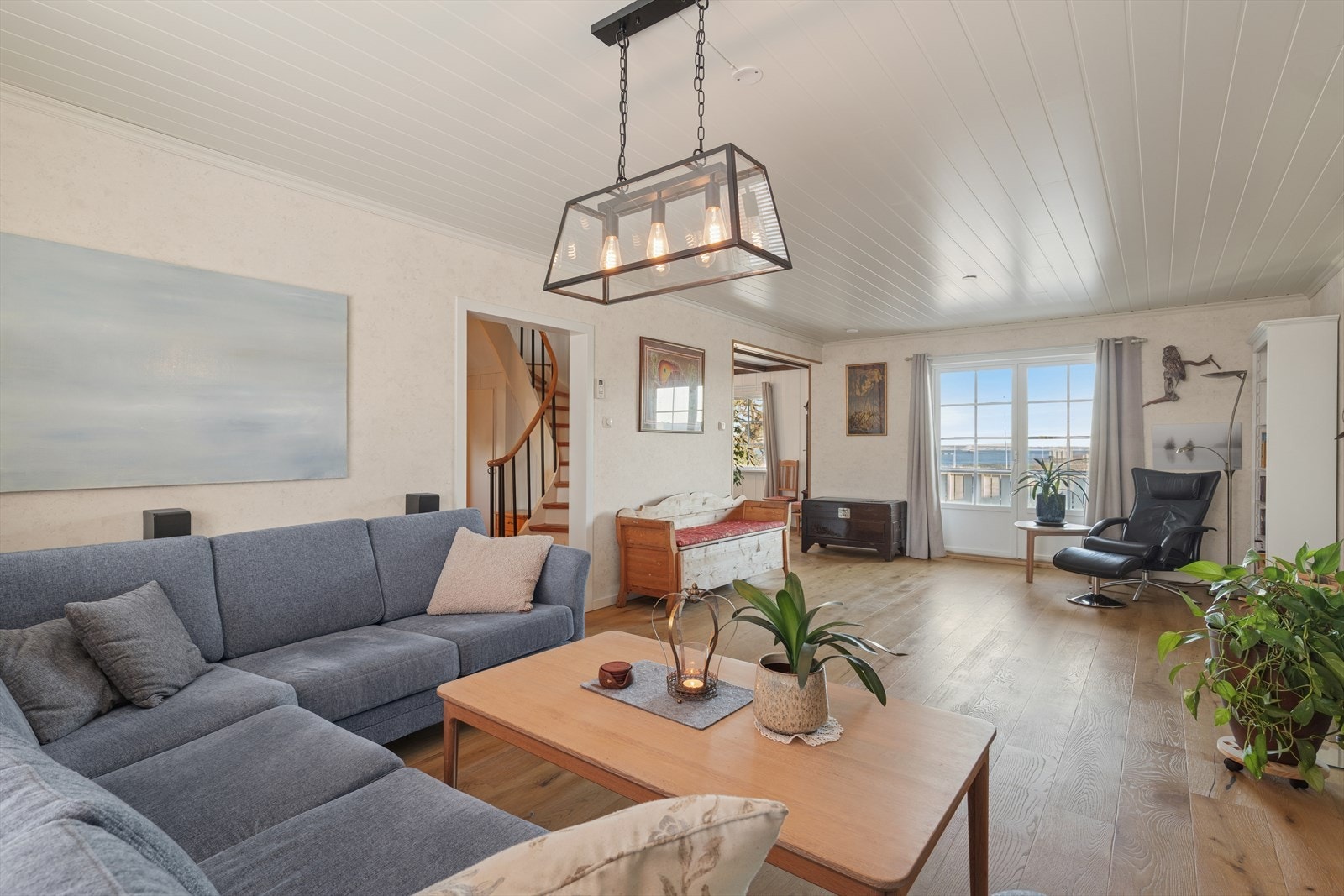 Det er store møbleringsmuligheter her med god plass til sofa, TV-møblement og lenestoler Galleribilde