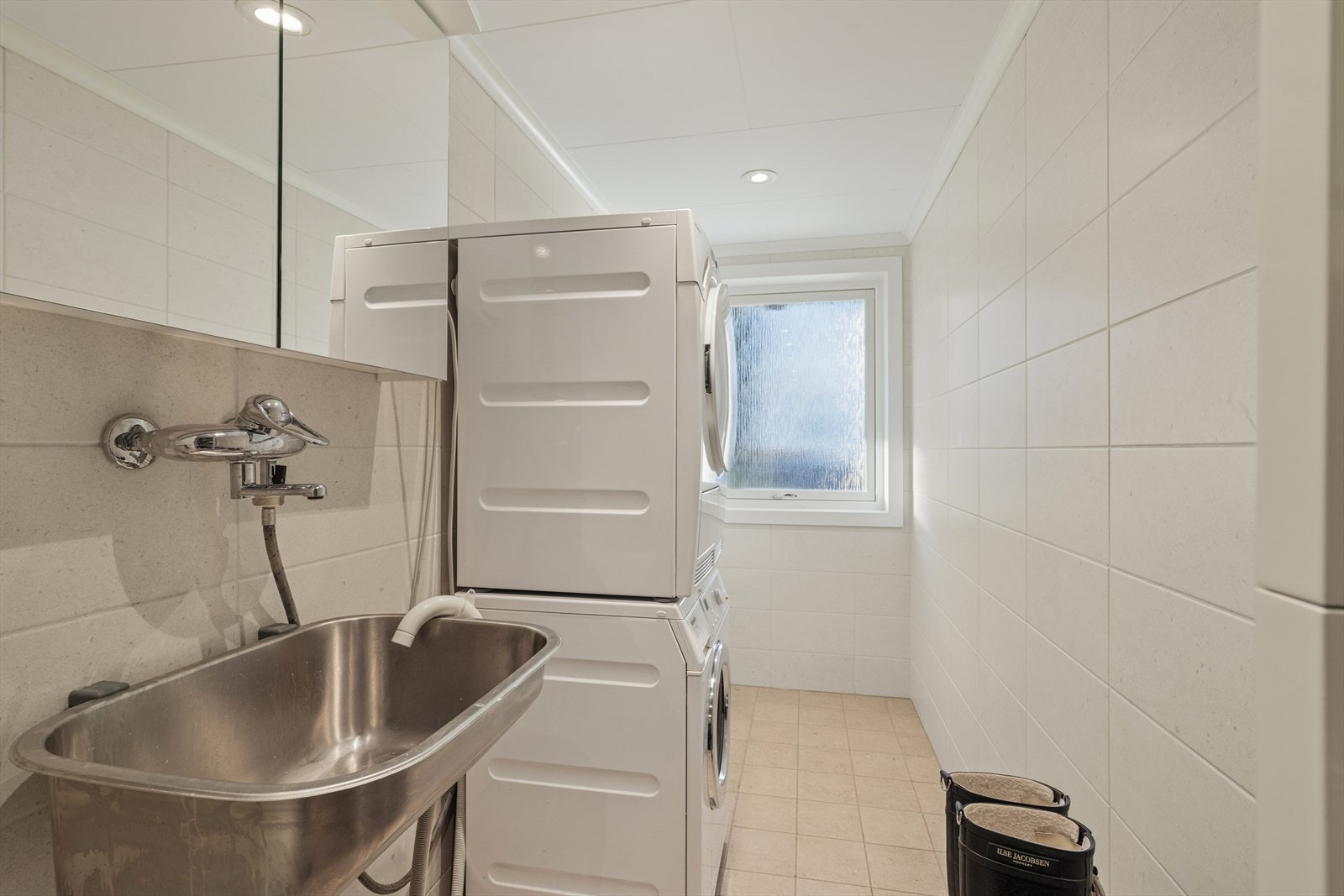 Flislagt vaskerom med tilgang fra kjøkken.
Vaskerommet ble oppgradert i 2024 og har opplegg til vaskemaskin og tørketrommel, varmekabler i gulv, utslagsvask og direkte adkomst ut Galleribilde