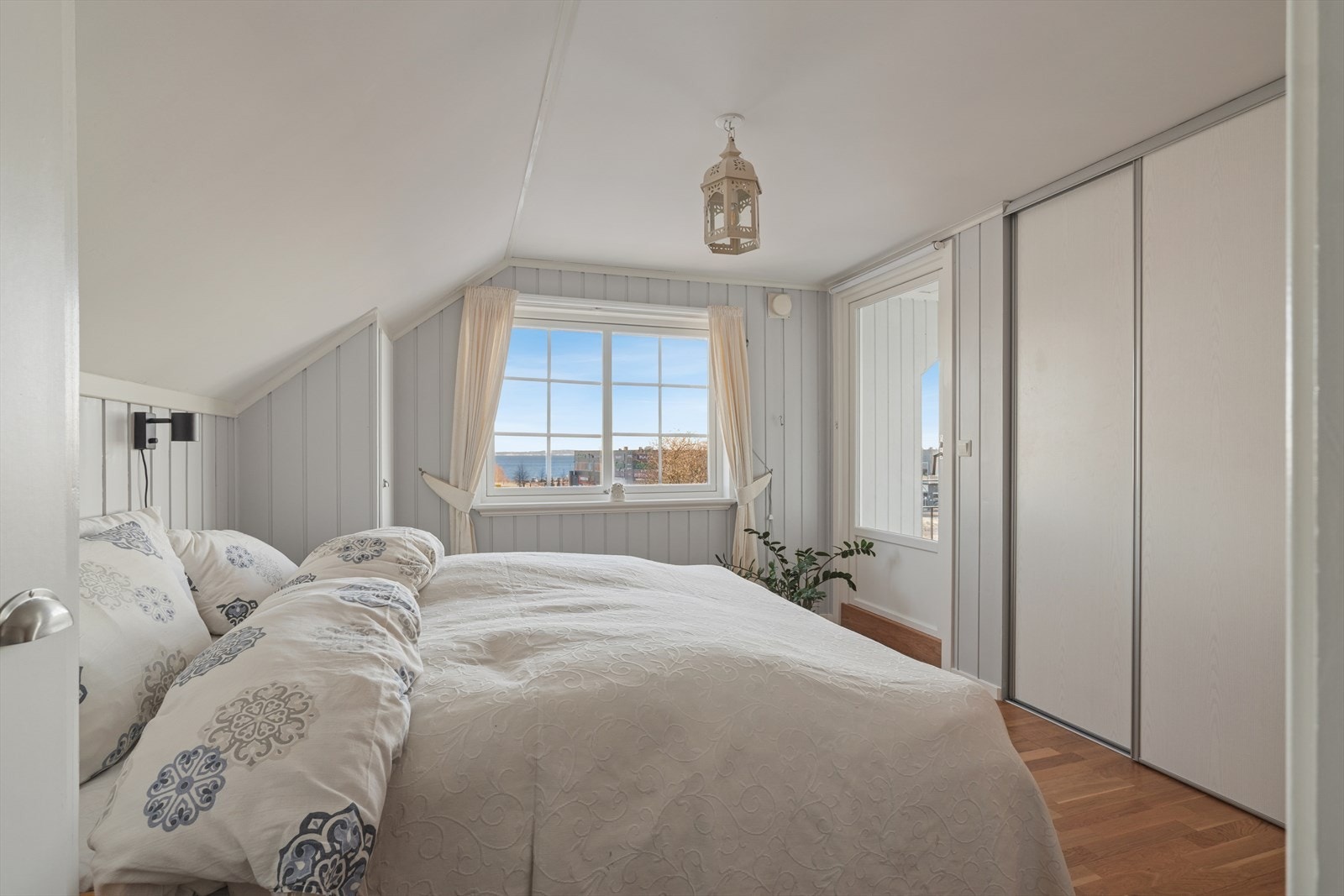 Godt med oppbevaring i skyvedørsgarderobe og utgang til en hyggelig balkong Galleribilde