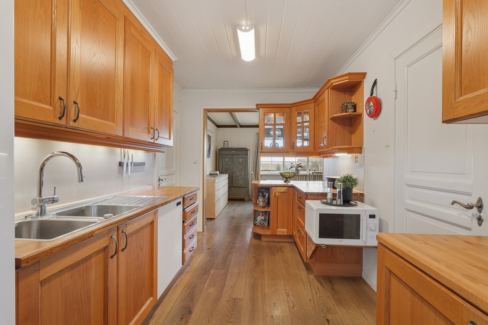 Kjøkken med profilerte heltrefronter fra 2011 Galleribilde