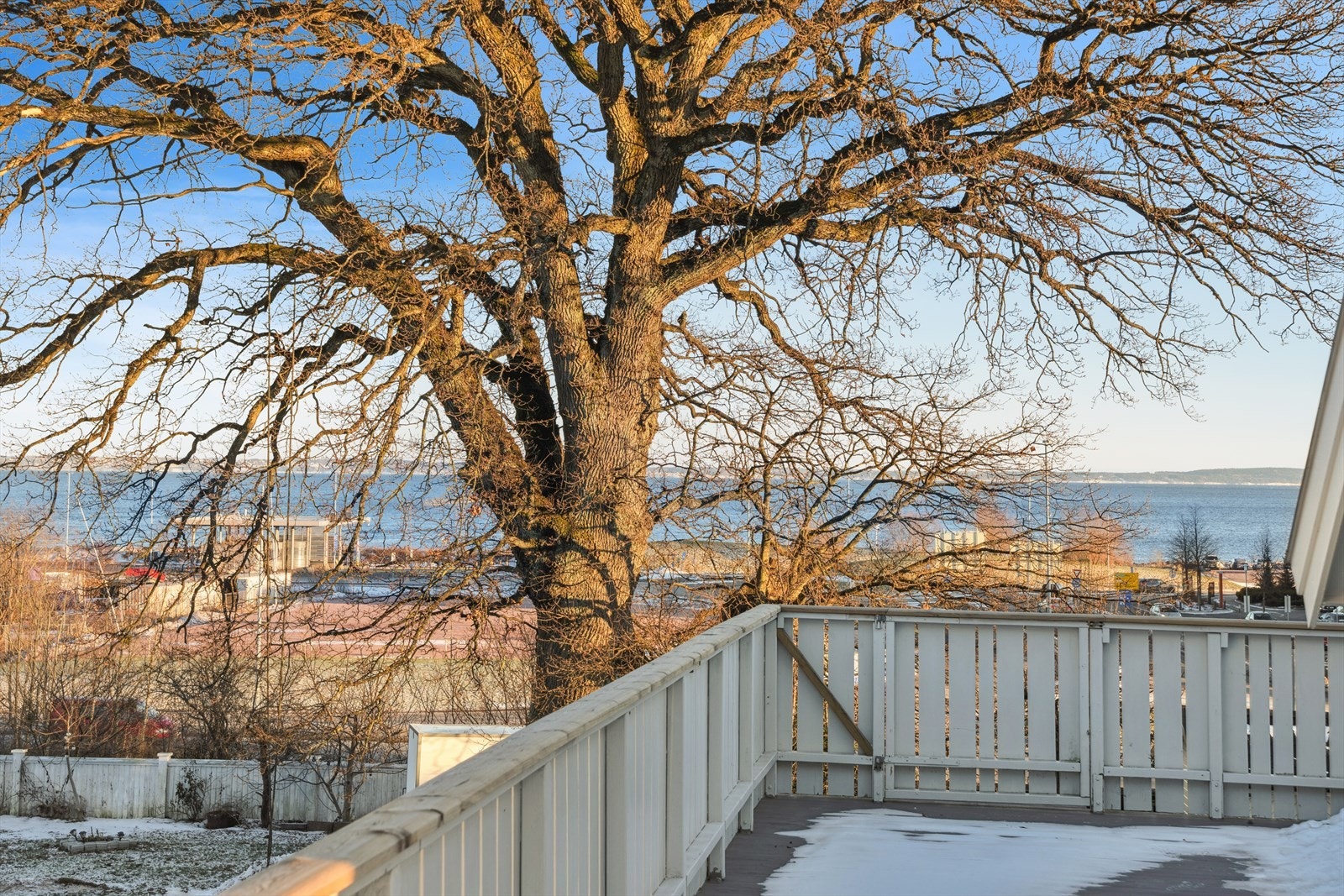 Boligen byr på flere uteplasser med flott utsikt Galleribilde