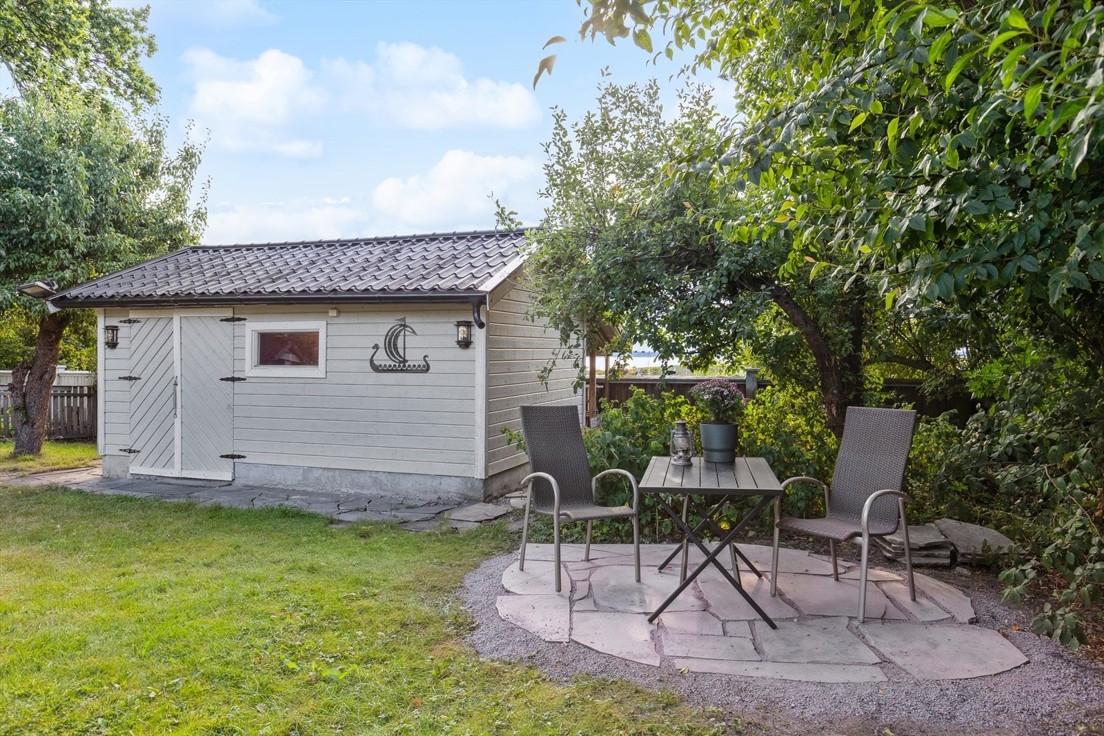 Ved boden er det opparbeidet en hyggelig uteplass Galleribilde