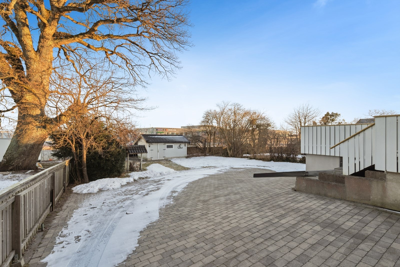 Pent steinbelagt gårdsplass Galleribilde