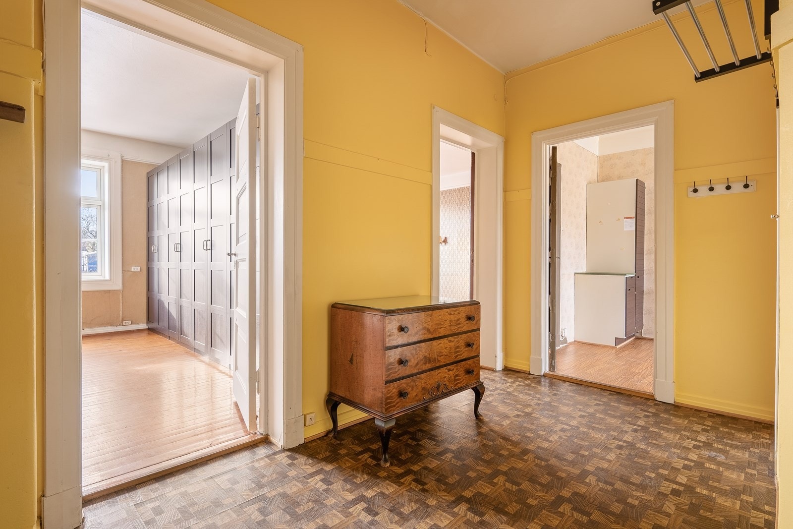 Dette er en oppussingsleilighet med stort potensial! Leiligheten er gjennomgående og har gode oppholdsrom med godt lysinslipp. Galleribilde