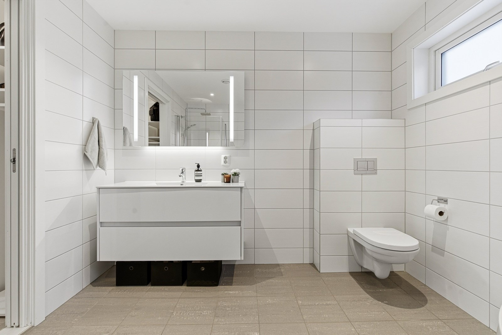 Ellers har også dette badet downlights, gulvvarme, dusj, badekar og et vegghengt toalett. Galleribilde