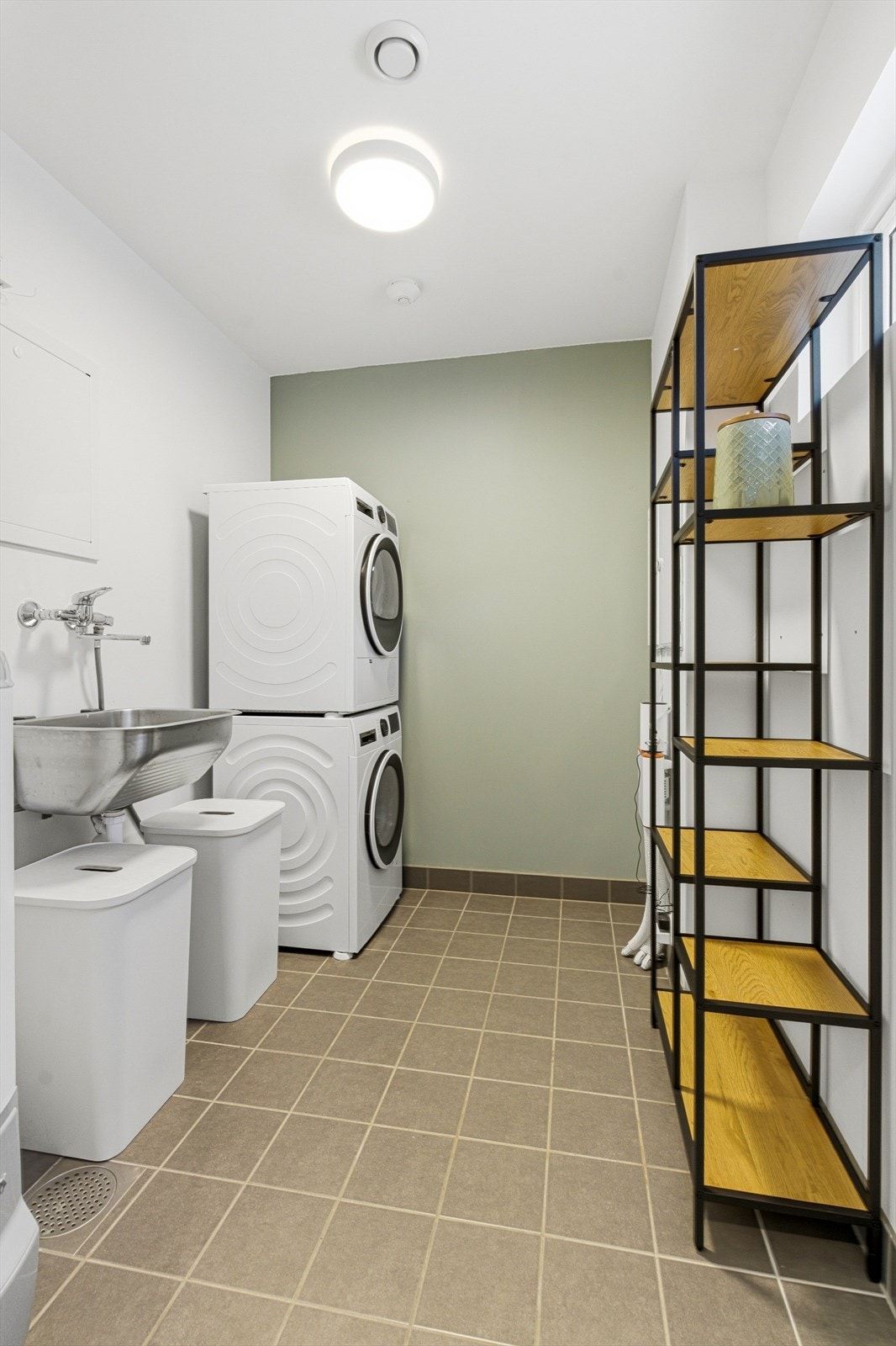 Vaskerommet ligger i tilknytning til bad og entréen i 1.etasje. Rommet er romslig med utslagsvask samt opplegg for vaskemaskin og tørketrommel. Galleribilde