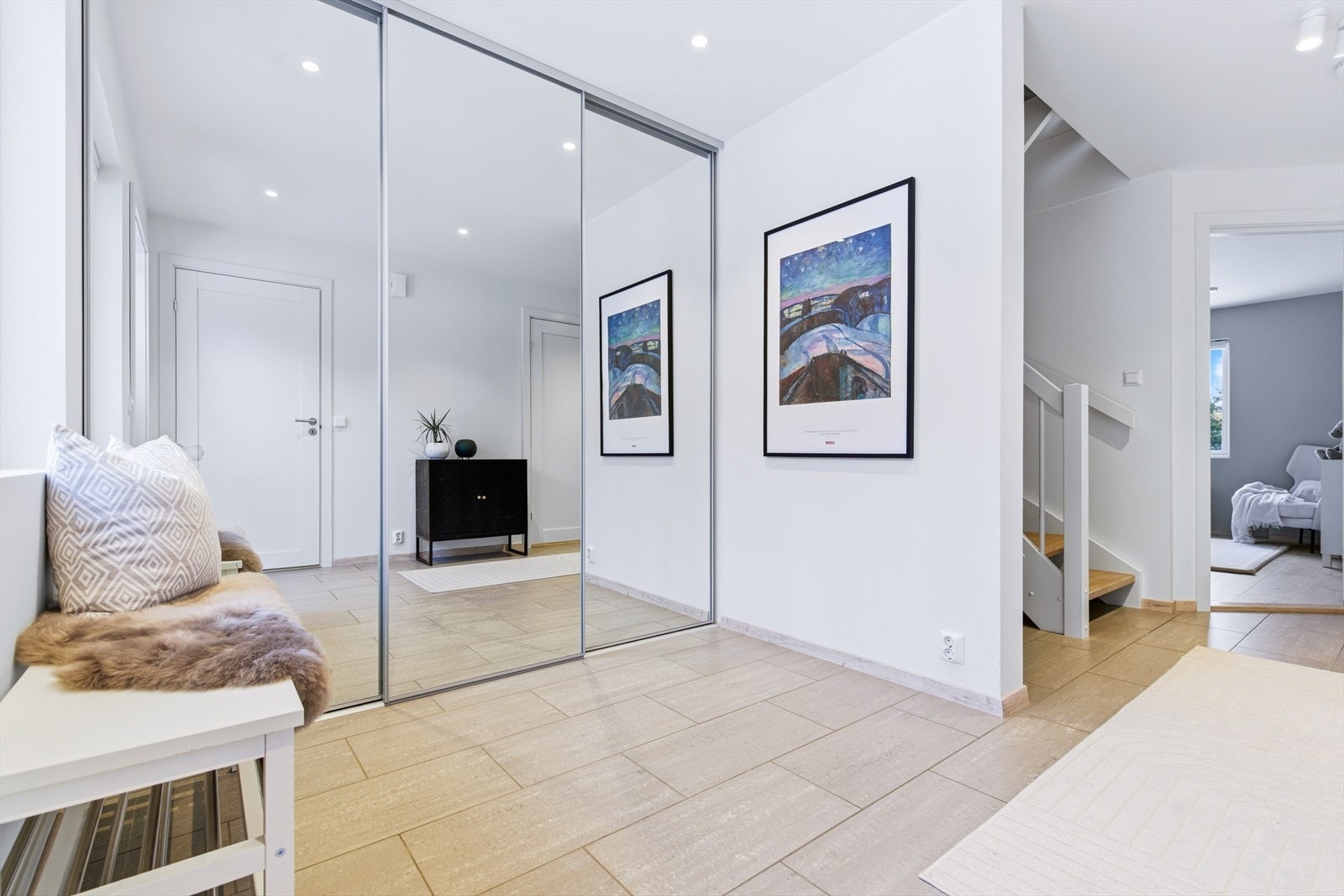 Det er satt opp en praktisk skyvedørsgarderobe med speilfronter. Galleribilde