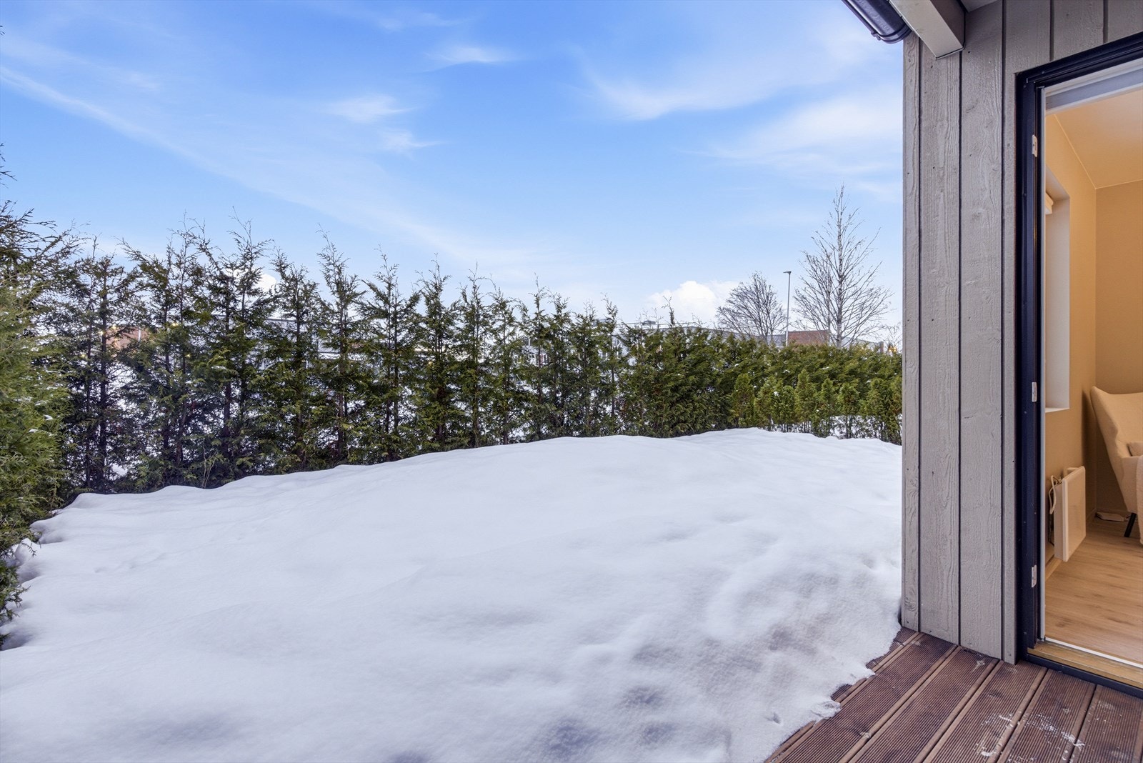 Hageflekk er godt skjermet, slik at det er veldig koselig med sosiale sammenkomster på sommeren. Galleribilde