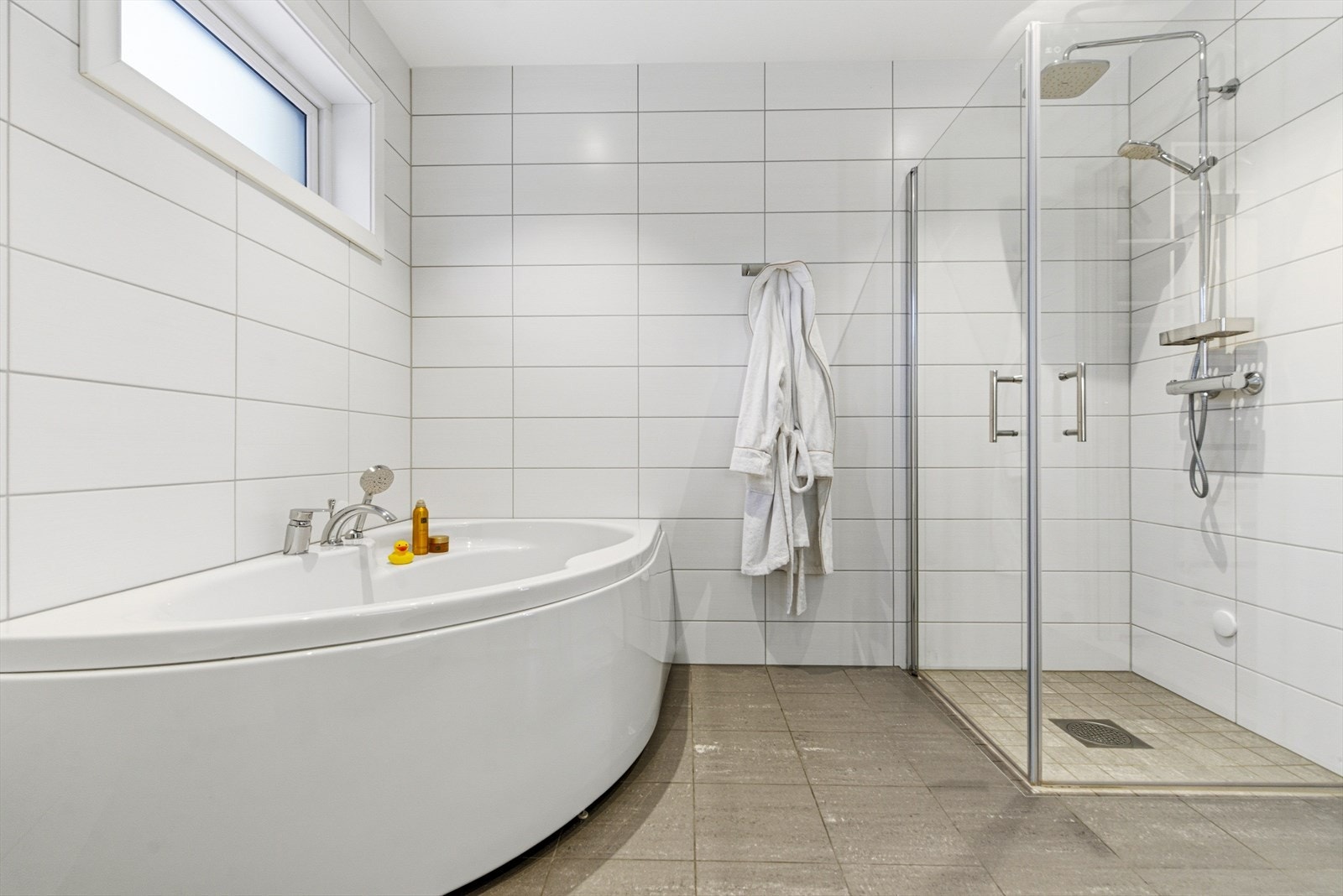 Dette badet ligger i boligens 2.etasje, i tilknytning til hovedsoverommet. Galleribilde