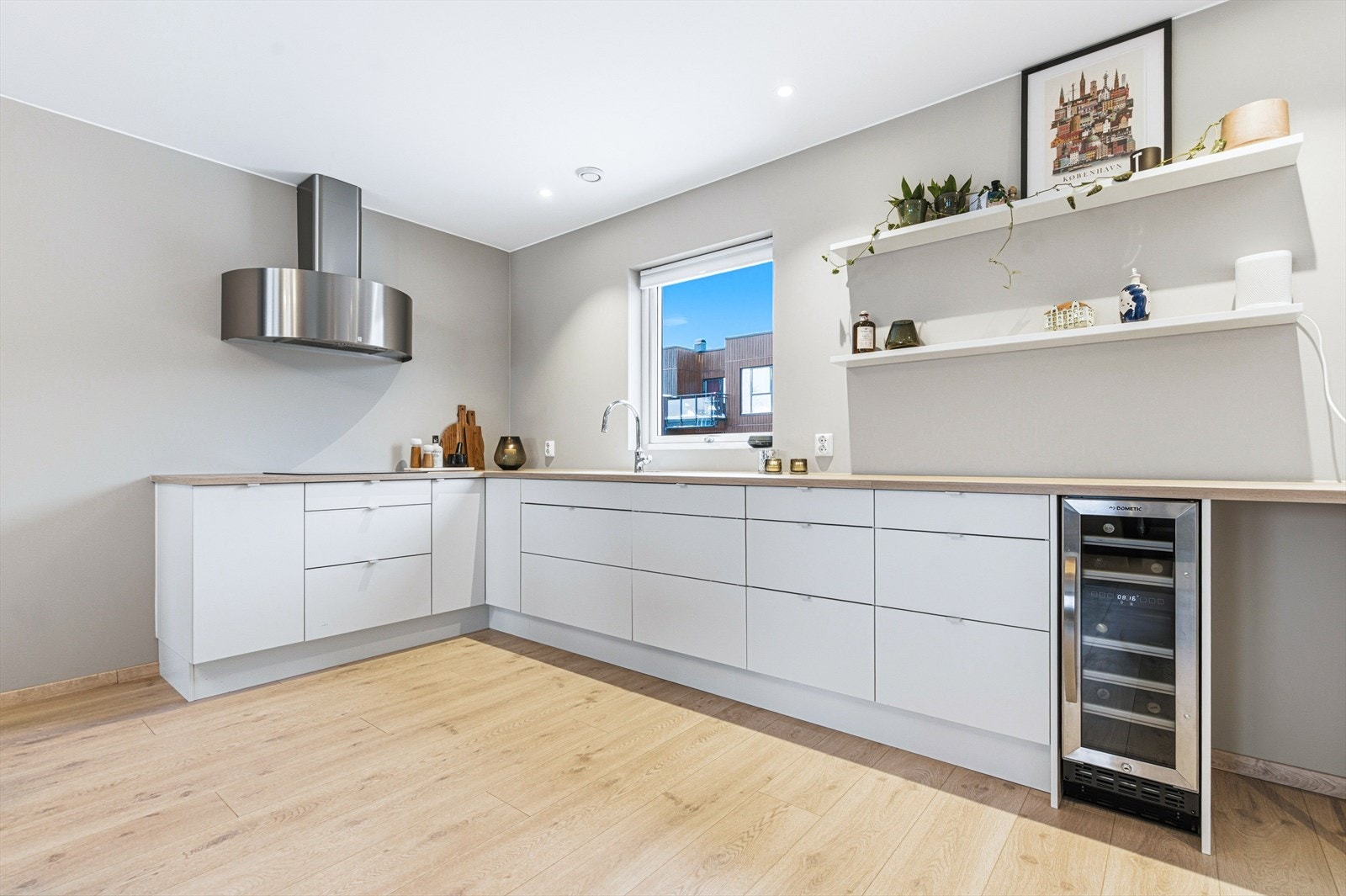 Kjøkkeninnredningen er montert i en praktisk hestesko. Her har du rikelig med benke- og lagringsplass. Galleribilde