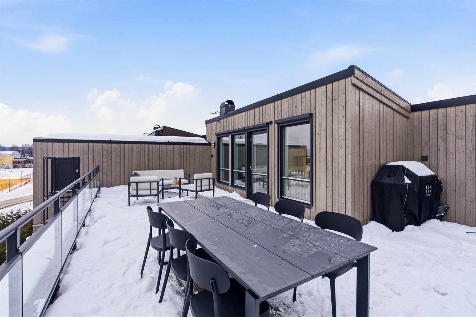 Fra boligens 3.etasje er det adkomst til en herlig takterrasse på 42,5 kvm. Galleribilde