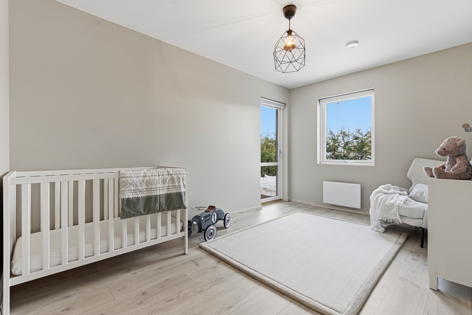 Her er det også utgang til hyggelig platting og en godt skjermet hage. Galleribilde